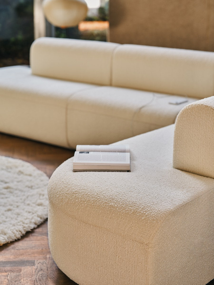 Modulares Sofa Artiko von Mdd in Hellgrau mit gepolsterter Sitz- und Rückenfläche, Metallgestell und abgerundeten Formen.