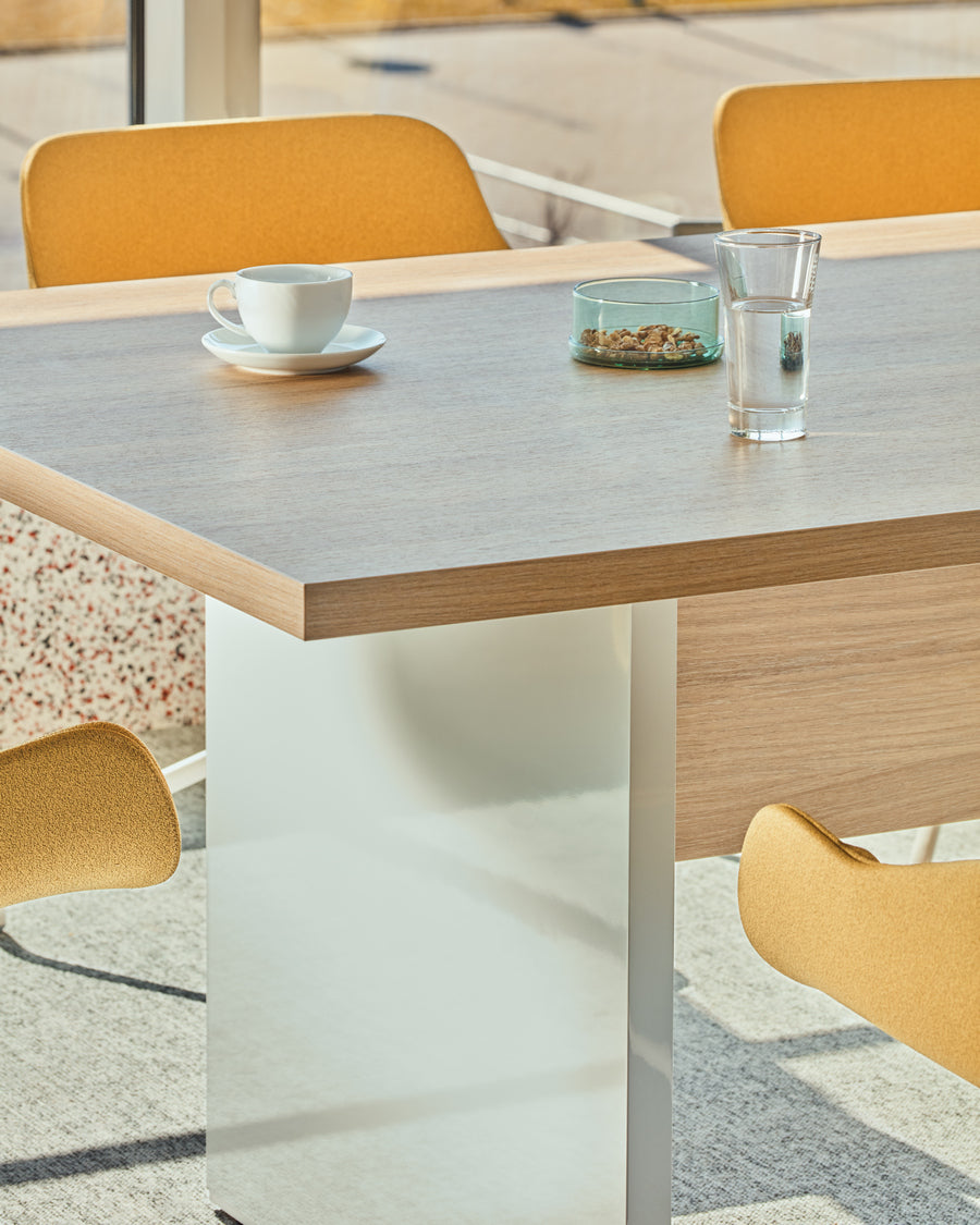 Moderner Mito MITM06 Schreibtisch in stilvollem Design, perfekt für das Büro. Robuste Holzoberfläche und praktische Ablagefläche für optimale Nutzung.