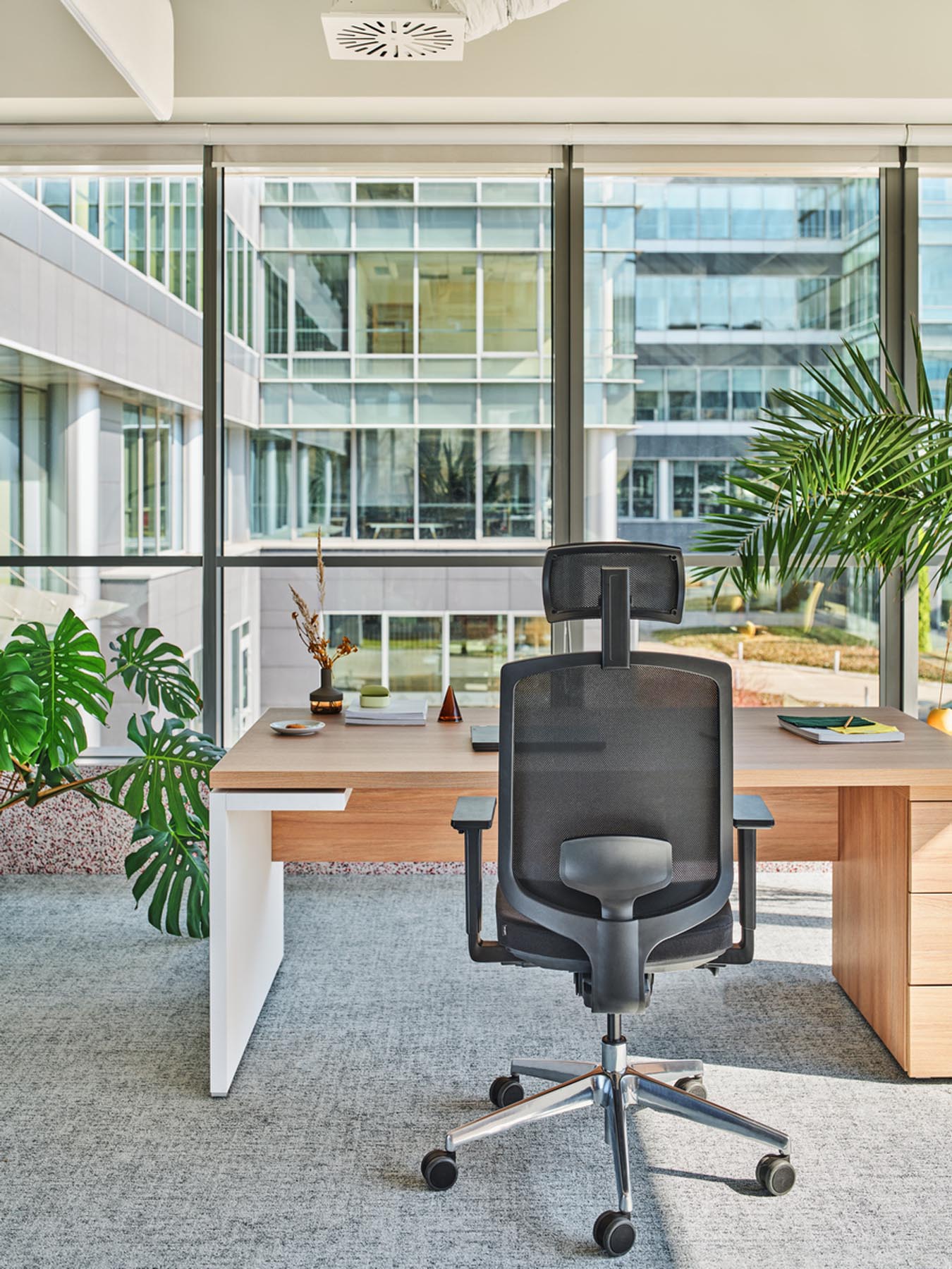 Moderner Mito MIT1 Chefschreibtisch von Mdd, ideal für ein professionelles Büro, vereint Ästhetik und praktische Ablageflächen.