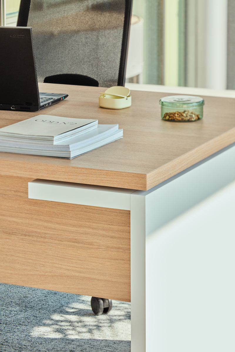 Moderner Mito MIT2L Chefschreibtisch mit ansprechendem Design, ideal für kreative Arbeitsumgebungen und stilvolle Büros.