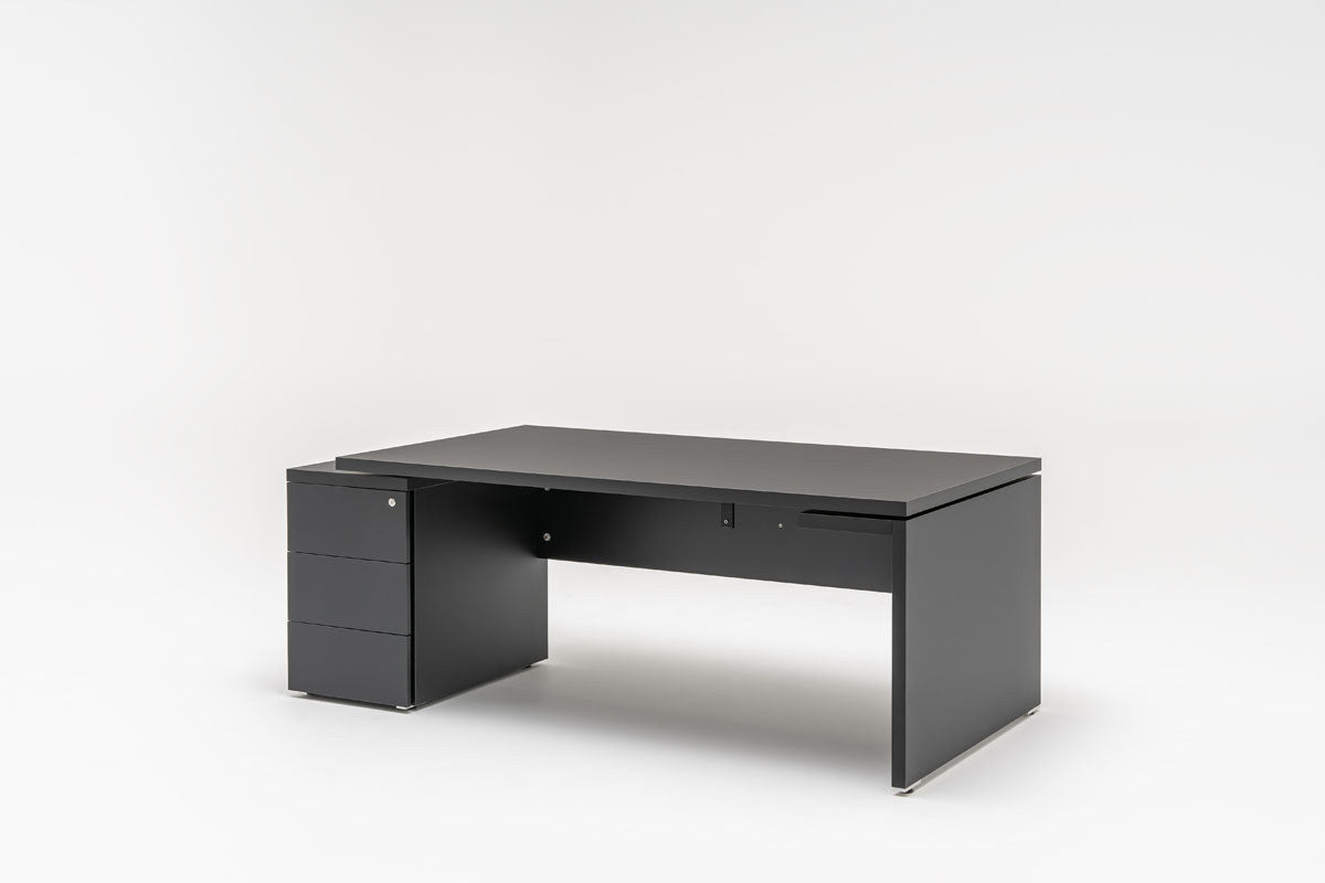Chefschreibtisch Mito Fenix von Mdd mit schwarzer matter FENIX-Platte, Wangenfuss aus HPL und optionalem Managerschrank.