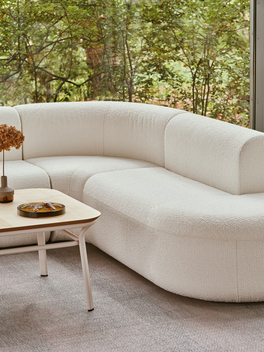 Modulares Sofa Artiko von Mdd in Hellgrau mit gepolsterter Sitz- und Rückenfläche, Metallgestell und abgerundeten Formen.