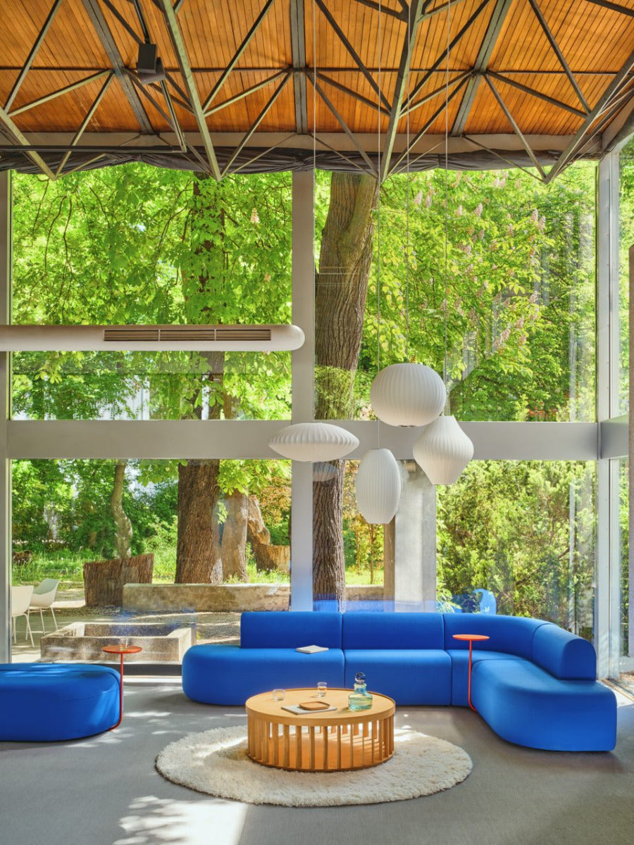 Elegantes Ecksofa Artiko AT28 von Mdd, kombiniert stilvolle dunkle Polsterung mit hellen Holzfüßen für ein modernes Wohngefühl.