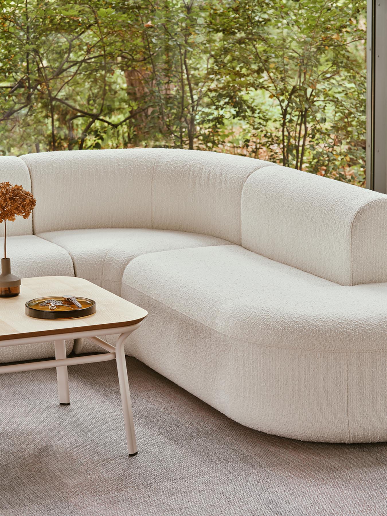 Stylisches Ecksofa Artiko AT28 von Mdd, perfekt für zeitgemäße Interiors, vereint Gemütlichkeit mit ansprechendem Design.