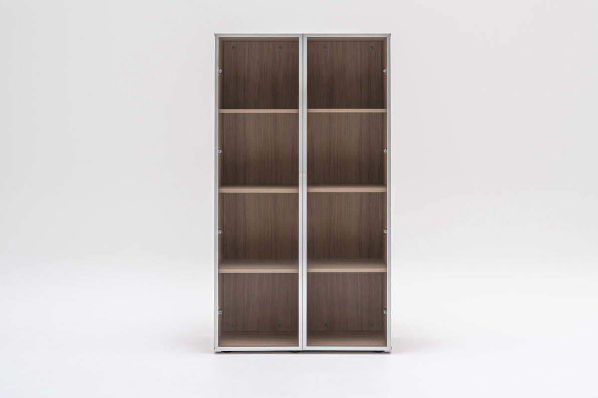 Vitrine Mito von Mdd in Bernsteineiche mit Glasfront, Plattenfachboden und Stangenschloss beim Türknauf, Masse 91.6 x 41.8 x 166.1 cm.