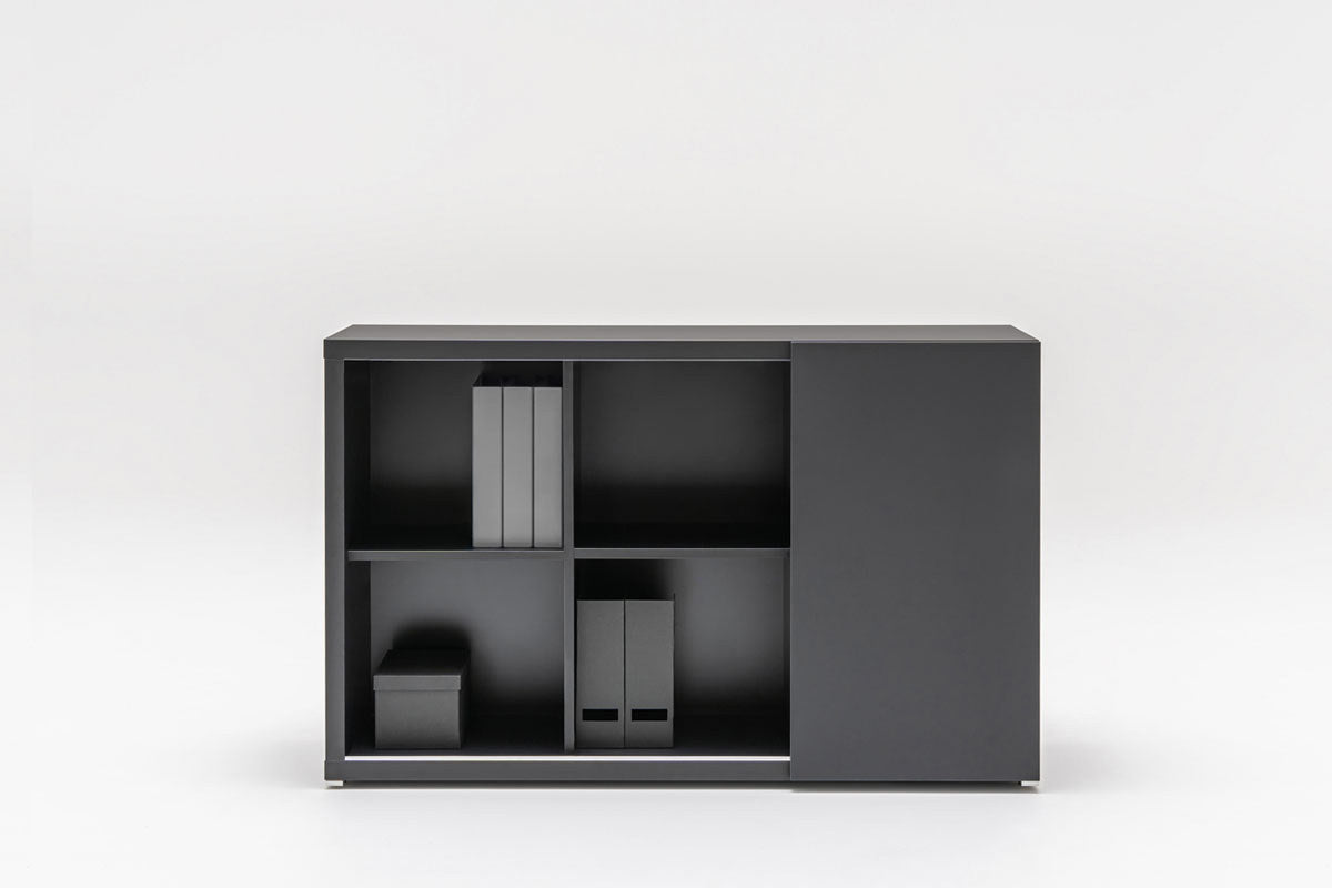 Mito Chefzimmerschrank von Mdd in Bernsteineiche mit schwarzem Ansatztisch, Schiebetür, Schublade und Plattenfachböden aus Melamin.