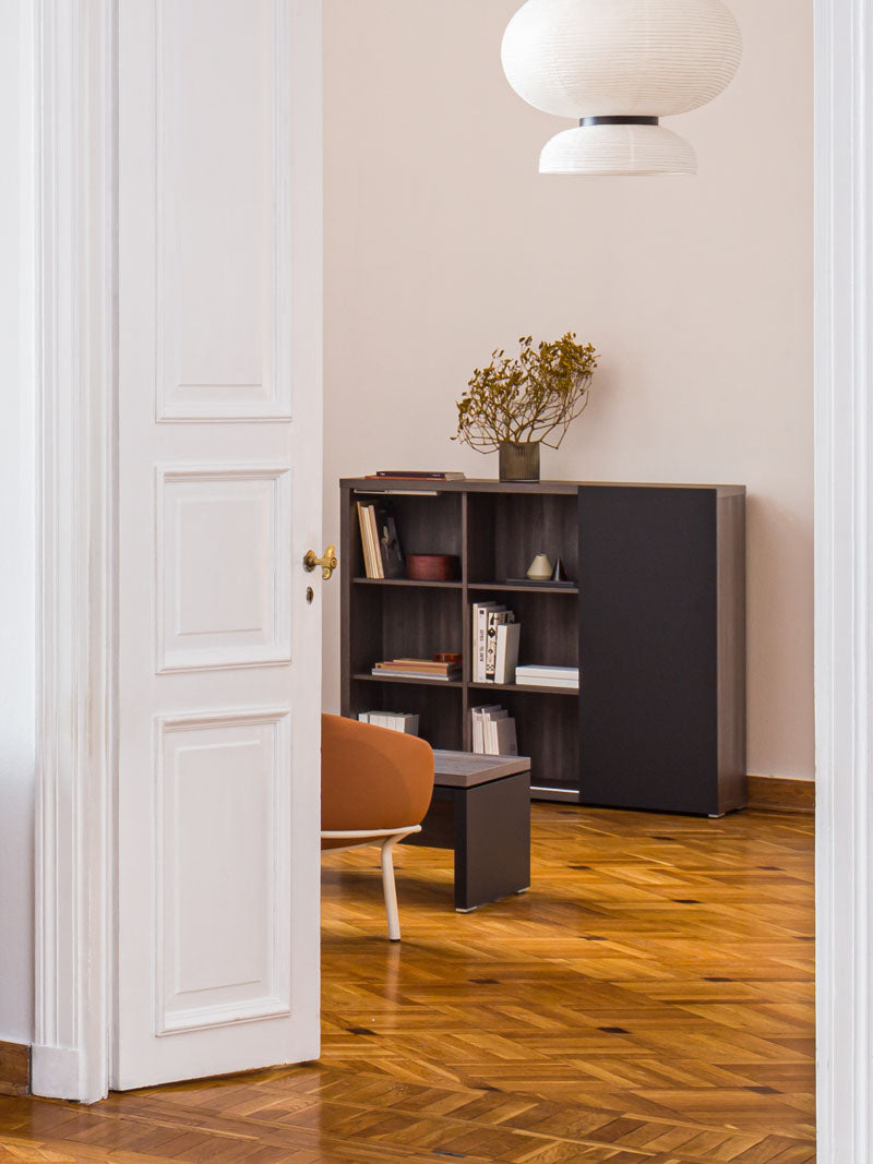 Eleganter Mito MIT7 Chefzimmerschrank in Weiß, ideal für Büros, bietet stilvollen Stauraum und hochwertige Verarbeitung für ein professionelles Ambiente.