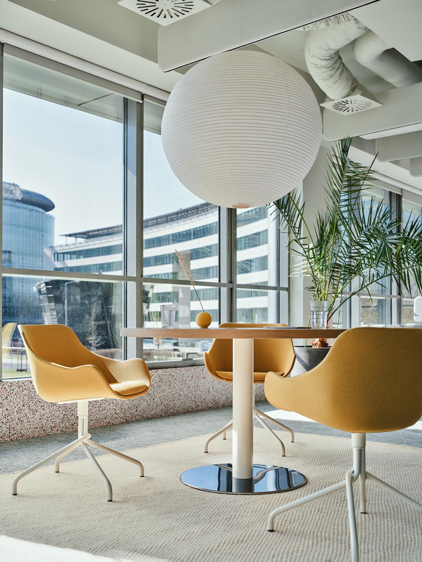 Eleganter Kaffeetisch Mito MIT17 von Mdd, in dunkler Holzoptik, mit runder Form und modernem, minimalistischen Stil.