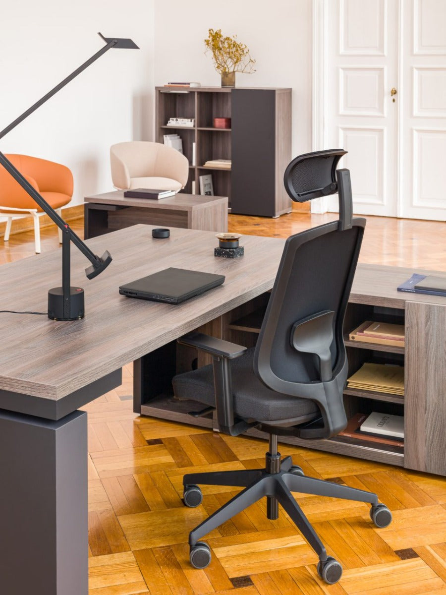 Moderner Mito MIT1RP Chefschreibtisch von Mdd, höhenverstellbar, ideal für ergonomisches Arbeiten und ansprechende Büroumgebungen.