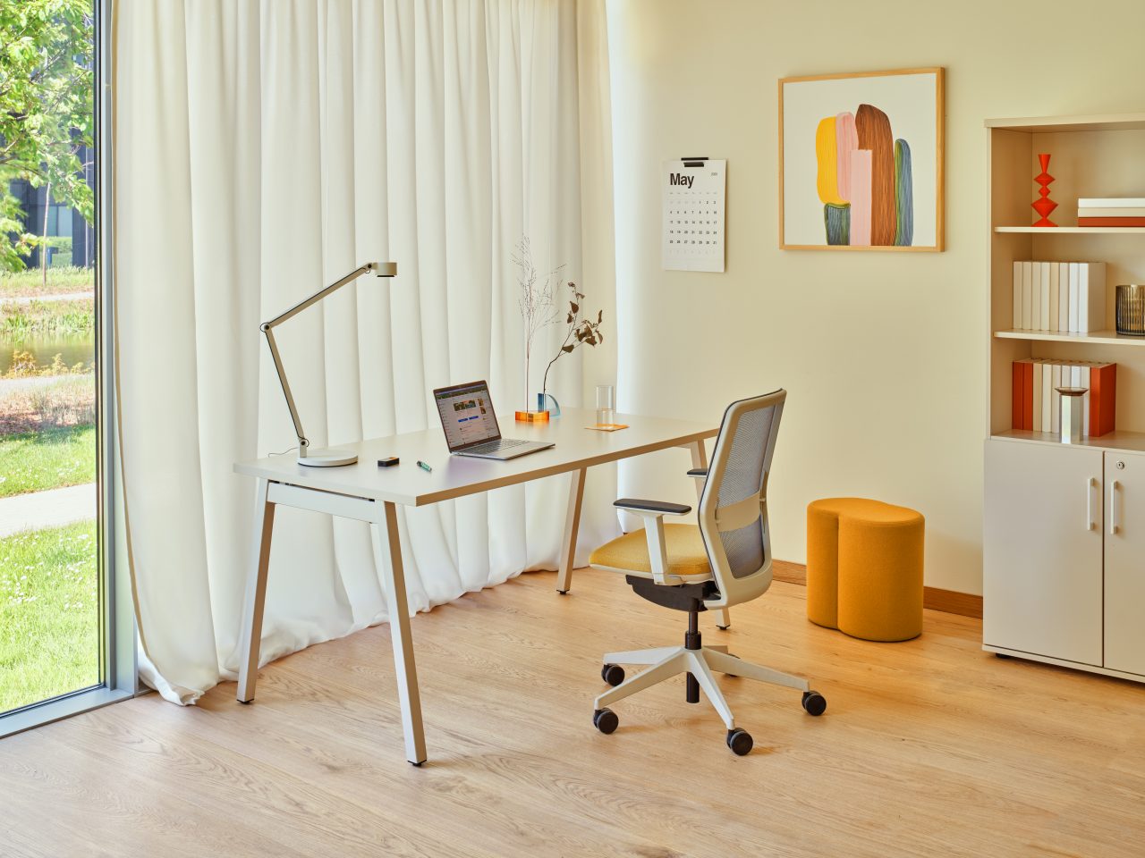 Stylischer Mix MX01 Hocker von MDD, perfekt für zeitgemäße Innenräume. Funktional und ästhetisch, ideal als zusätzlicher Sitzplatz oder dekoratives Element.