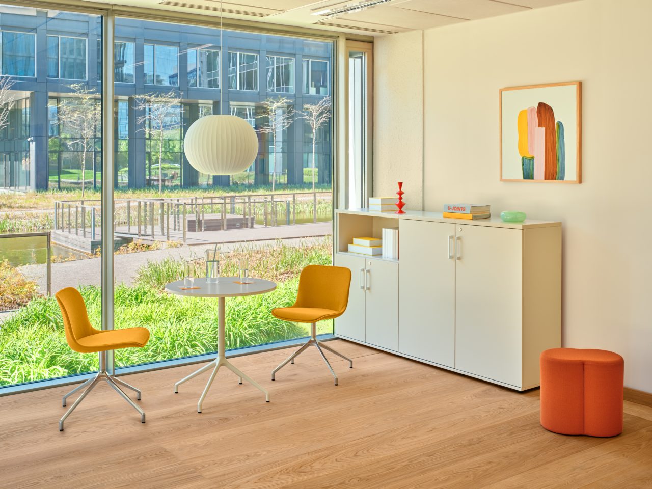 Moderner Mix MX01 Hocker von MDD, perfekt für kreative Wohnraumgestaltungen, vereint Komfort und ästhetisches Design.