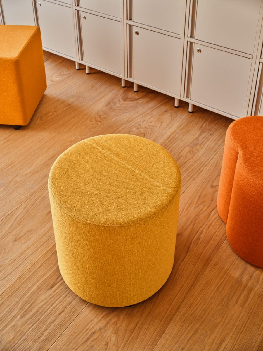 Moderner Mix MX01 Hocker von MDD, ideal für stilvolle Innenräume, kombiniert Funktionalität mit ansprechendem Design.