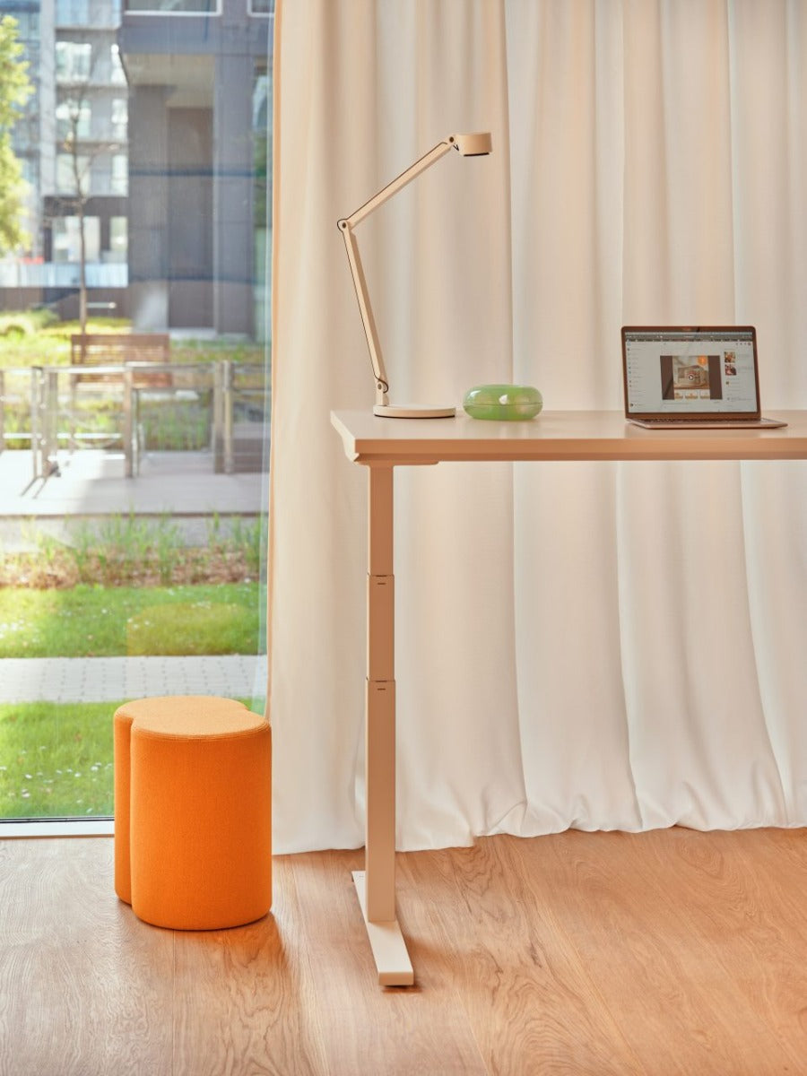 Stylischer Mix MX01 Hocker von MDD, ideal für moderne Interiors, bietet eine harmonische Kombination aus Funktionalität und Design.