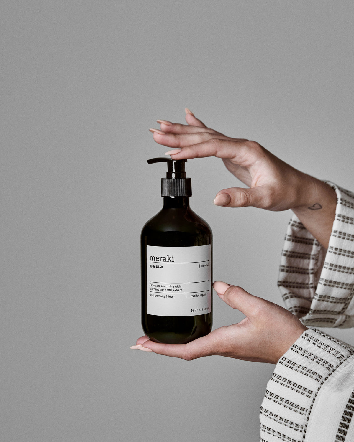 Body wash, Linen dew in Grün präsentiert im Onlineshop von KAQTU Design AG. Duschmittel + Shampoo ist von Meraki