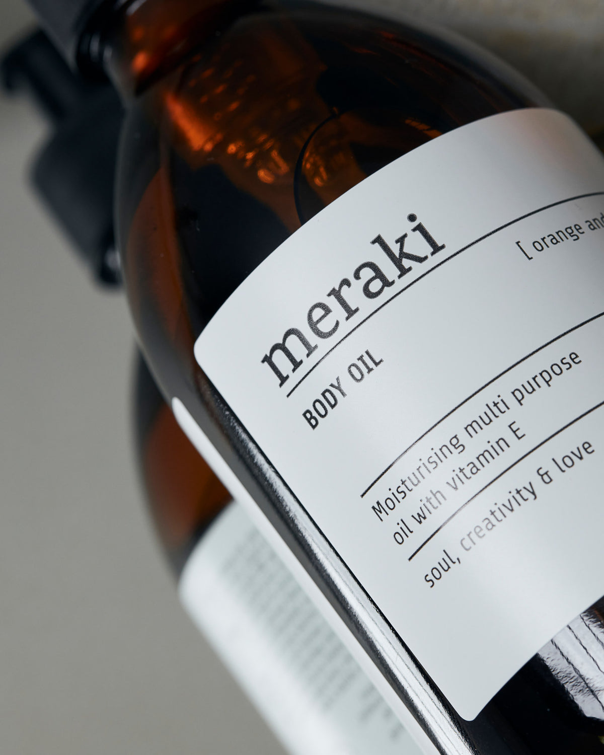 Meraki Body oil Orange & herbs, Körperpflegeöl in braunem, zylindrischem Behälter