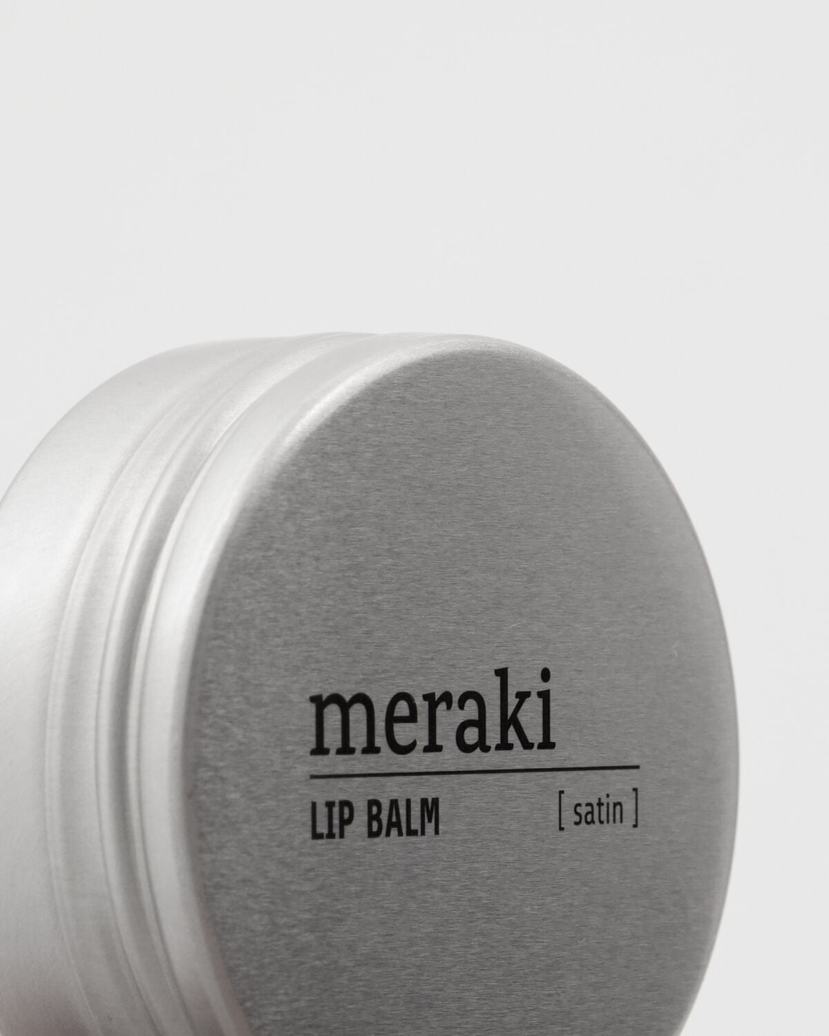 Satin Lip Balm von Meraki in einer stilvollen 20 ml Tube, sorgt für intensive Feuchtigkeit und geschmeidige Lippen. Ideal für die tägliche Pflege.