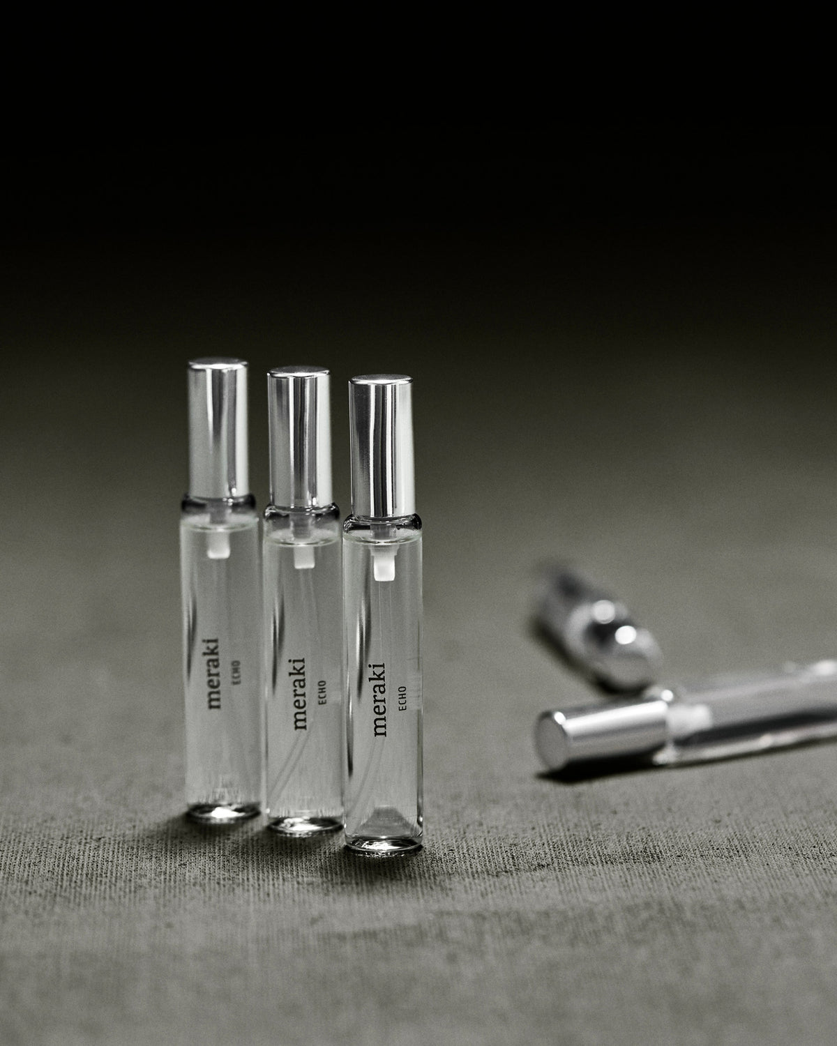 Schlankes Fläschchen mit Eau de toilette Echo von Meraki in Reisegrösse
