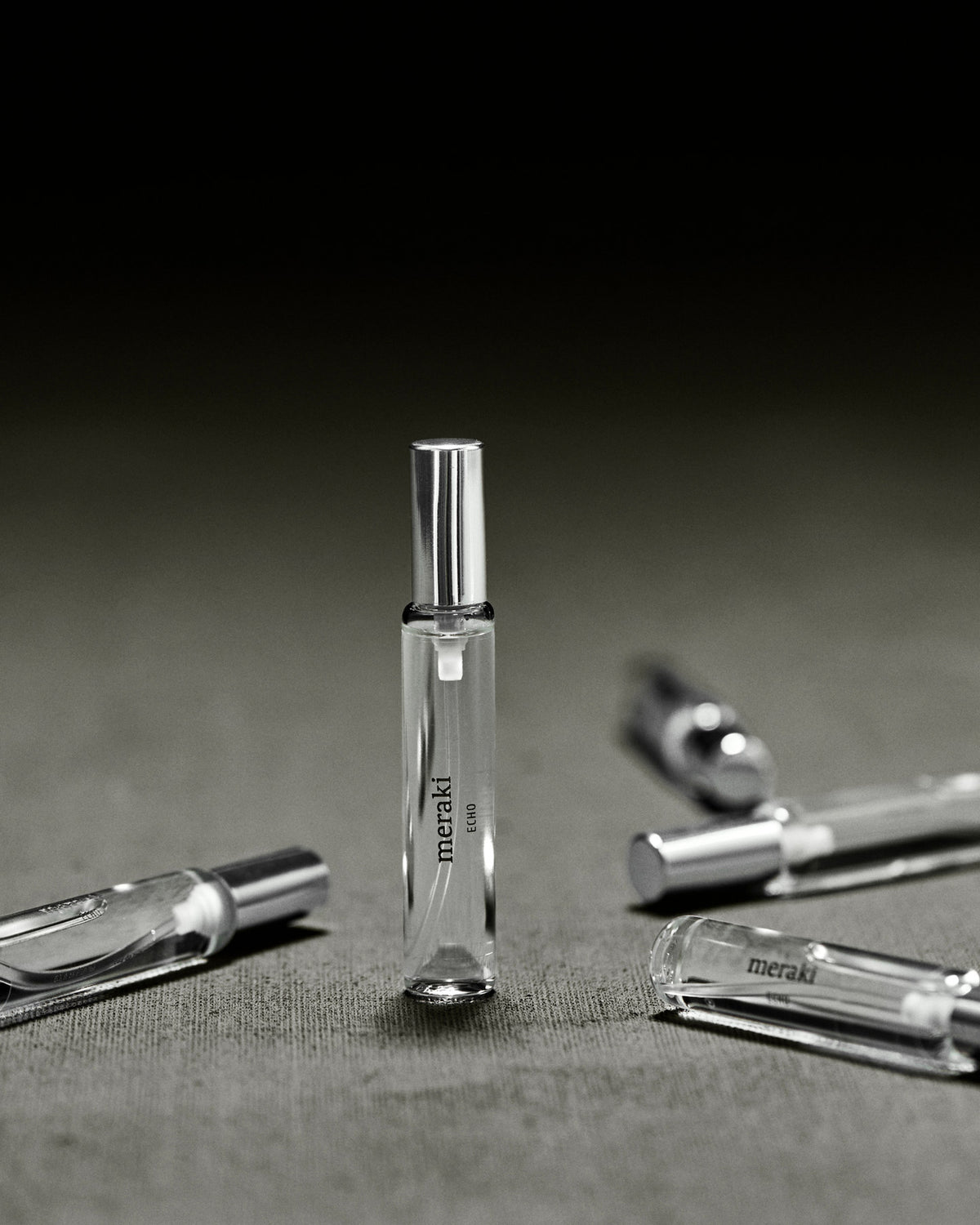 Schlankes Fläschchen mit Eau de toilette Echo von Meraki in Reisegrösse