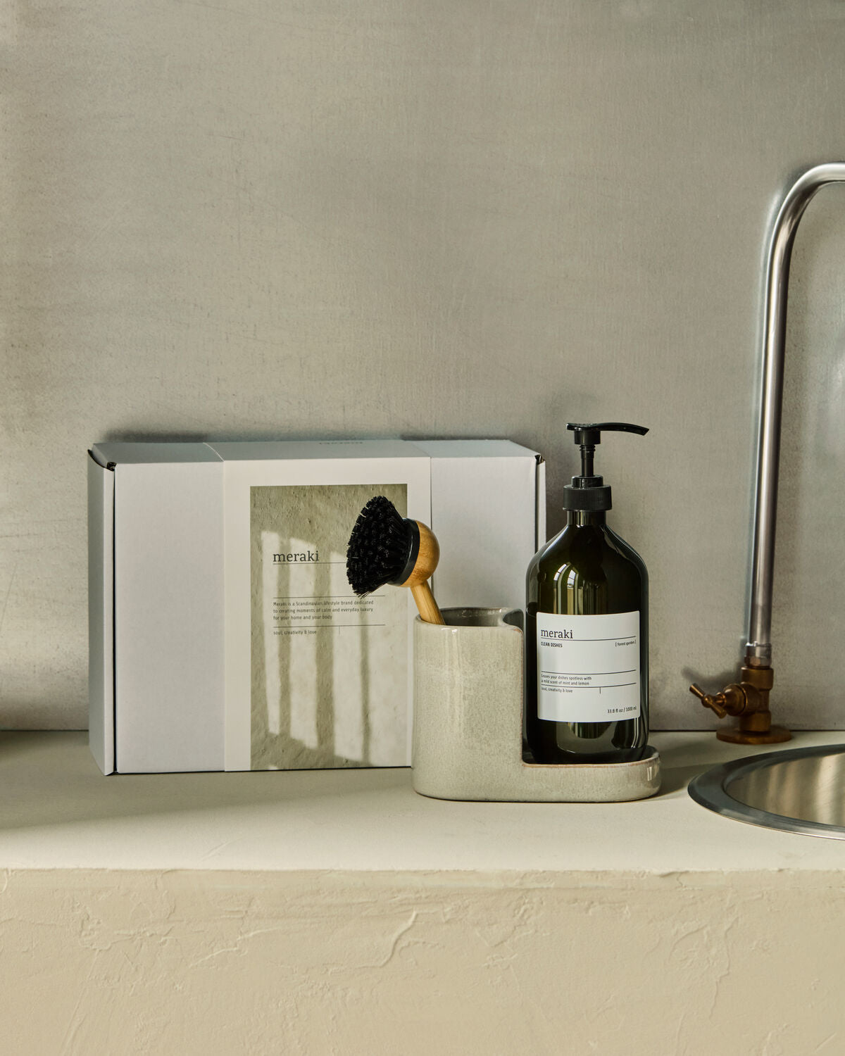 Elegante Geschenkbox mit grauem Halter, Naturbürste und Geschirrspülmittel "Forest Garden" (1000 ml) von Meraki, ideal für umweltbewusste Haushalte.