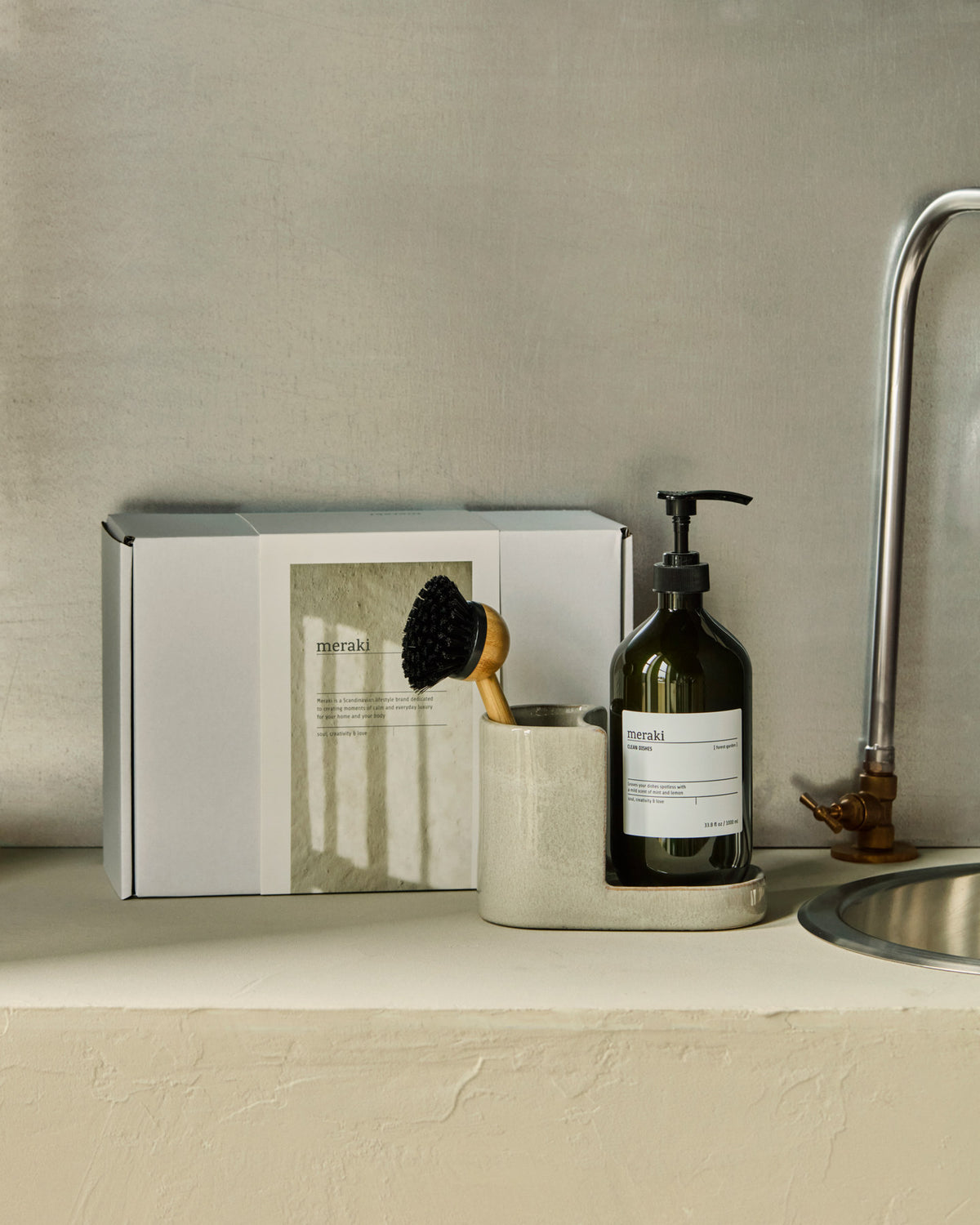 Gift box, grey holder + nature brush + forest garden dish wash, 1000 ml in White präsentiert im Onlineshop von KAQTU Design AG. Lebensmittel ist von Meraki