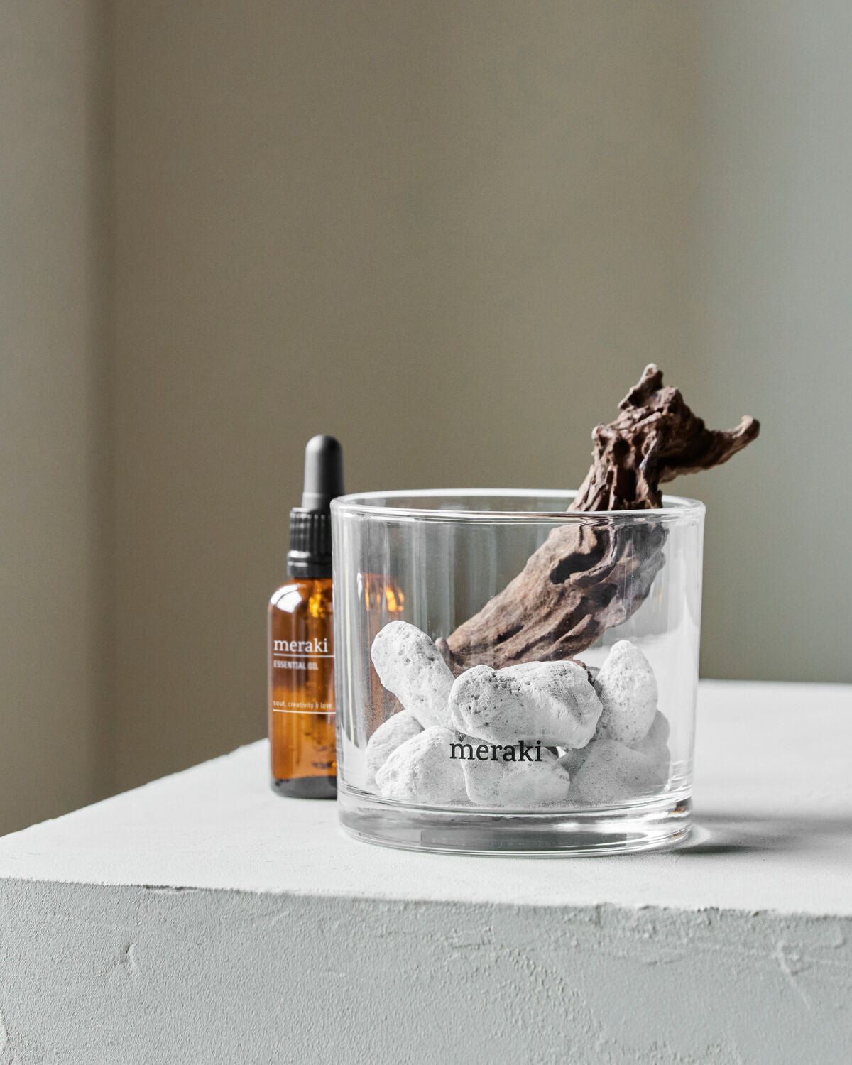 Stimmungsvolles Bild des Diffusers MKLavastone & wood - Herbal calm, 30 ml, der eine entspannende Atmosphäre mit natürlichen Materialien schafft.