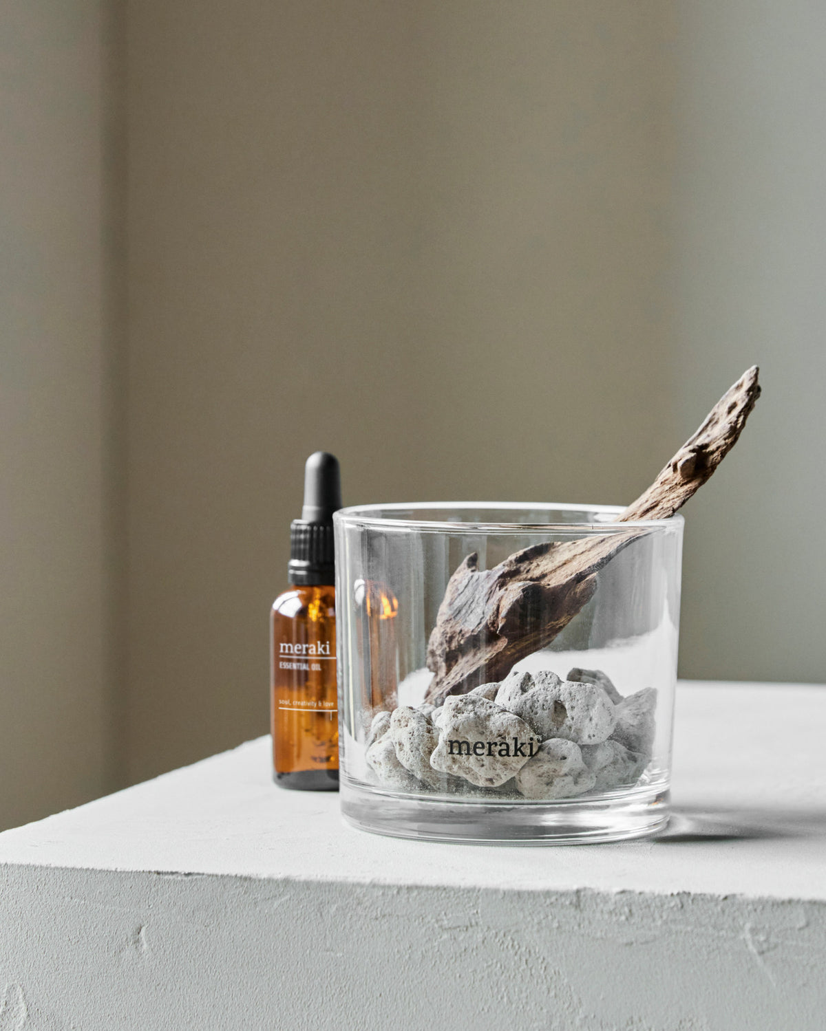 Diffuser, MKLavastone & wood - Amber dust, 30 ml in Black präsentiert im Onlineshop von KAQTU Design AG. Duftöl ist von Meraki