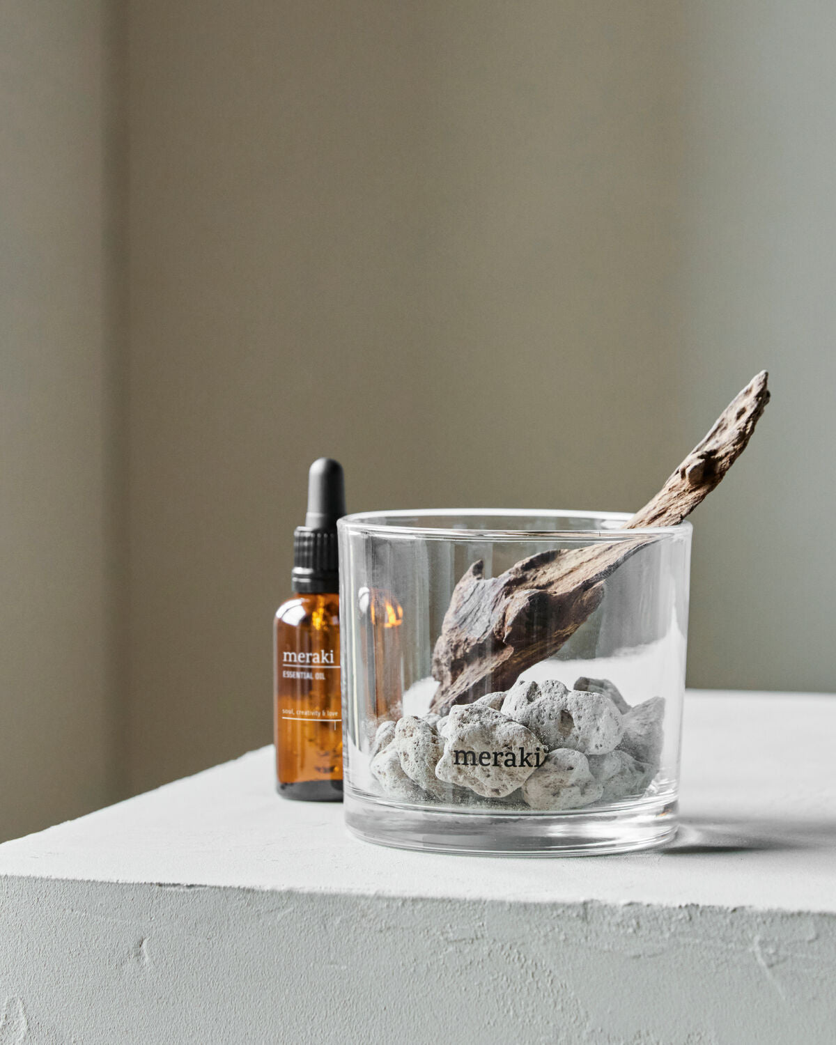 Eleganter Diffuser aus Lavastein und Holz mit dem warmen Duft von Amber Dust, ideal für eine entspannende Atmosphäre in jedem Raum.