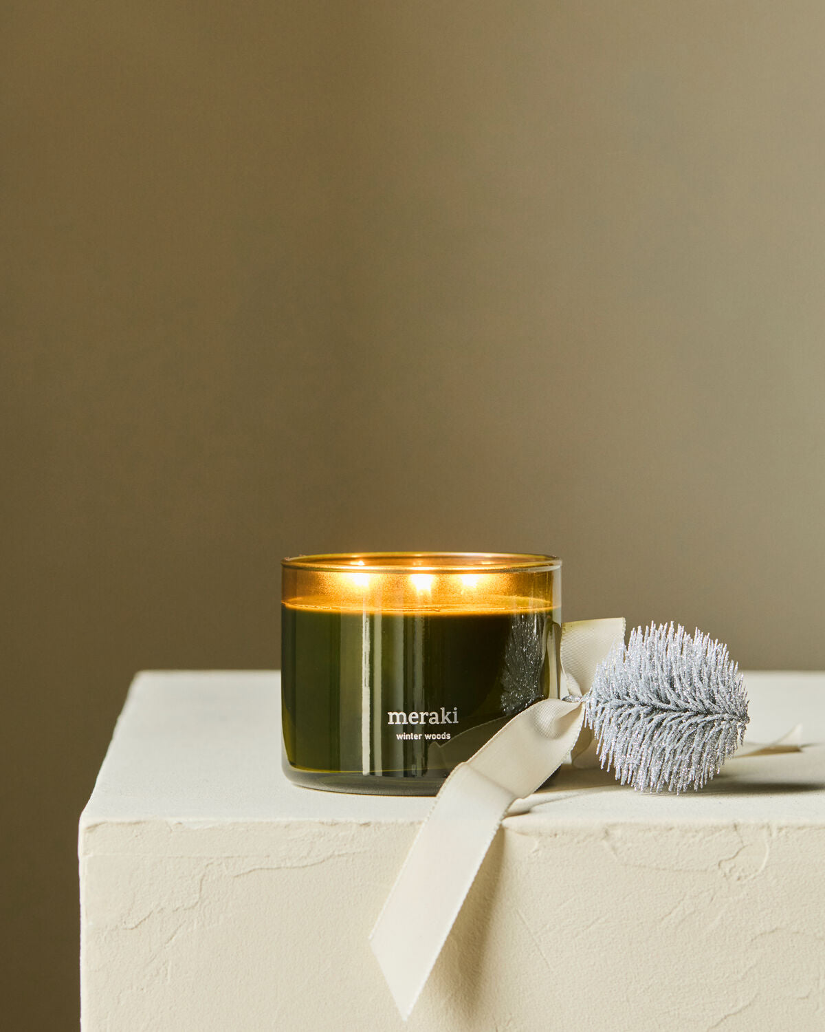 Aromatische Kerze "Winter Woods" von Meraki, 340 g, in stilvollem Design, ideal für eine gemütliche Atmosphäre im Winter.