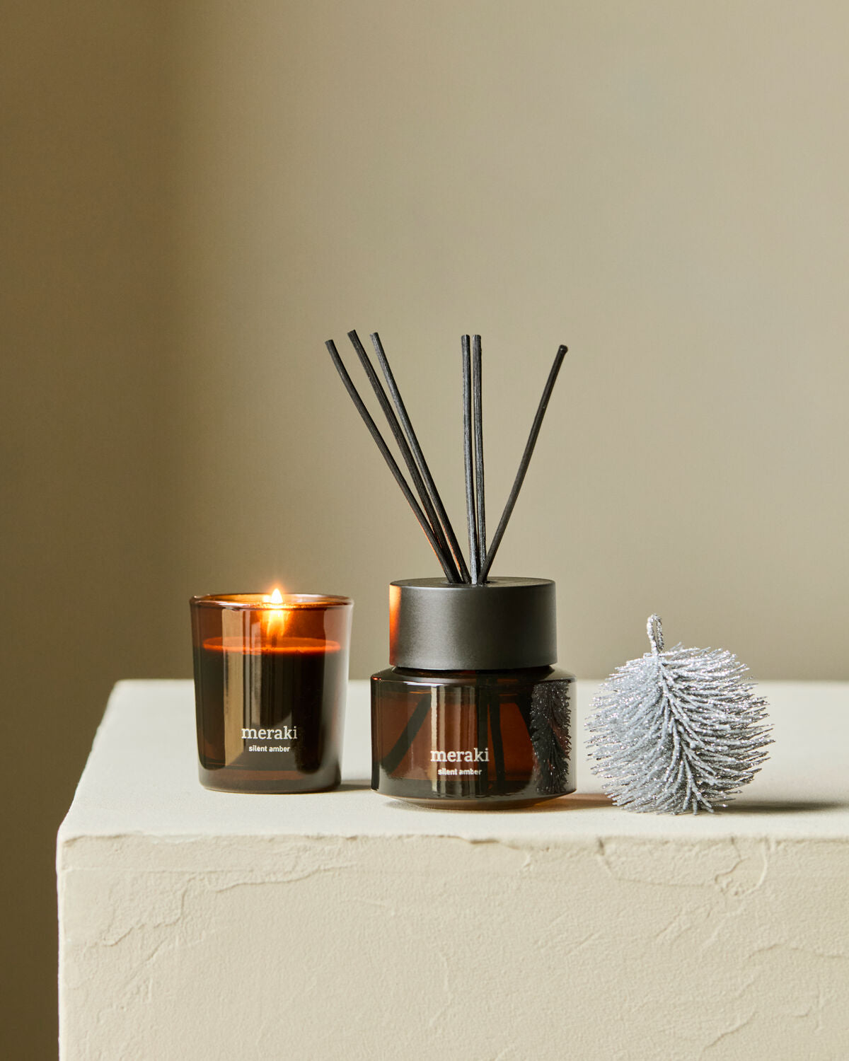 Elegantes Geschenkset von Meraki mit einem Duftdiffusor in sanftem Amber und einer duftenden Kerze, ideal für entspannende Momente.
