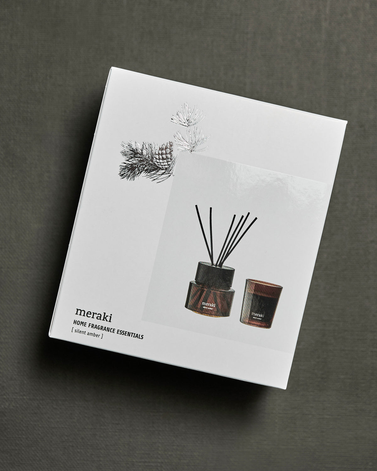 Weisse Geschenkbox mit silbernen Details von Meraki, Set aus Diffuser und Duftkerze Silent Amber