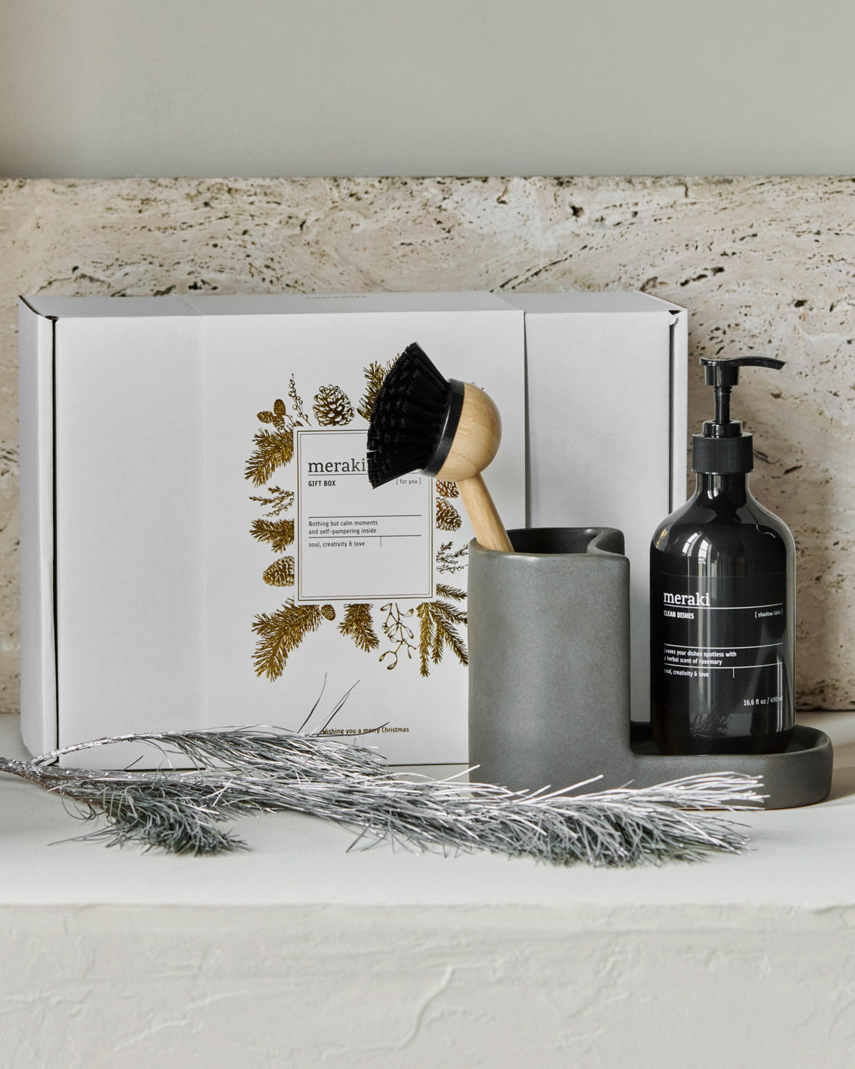 Gift boxCH, dark grey holder + nature brush + shadow lake dish wash, 490 ml in White präsentiert im Onlineshop von KAQTU Design AG. Geschenkset ist von Meraki