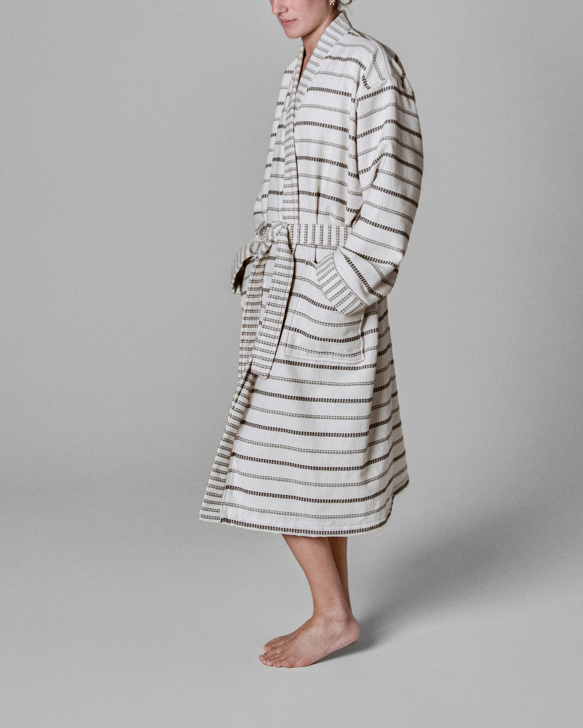 Bademantel, MKTrue S/M, Off-White, Schwarz in Off-white präsentiert im Onlineshop von KAQTU Design AG. Bademantel ist von Meraki