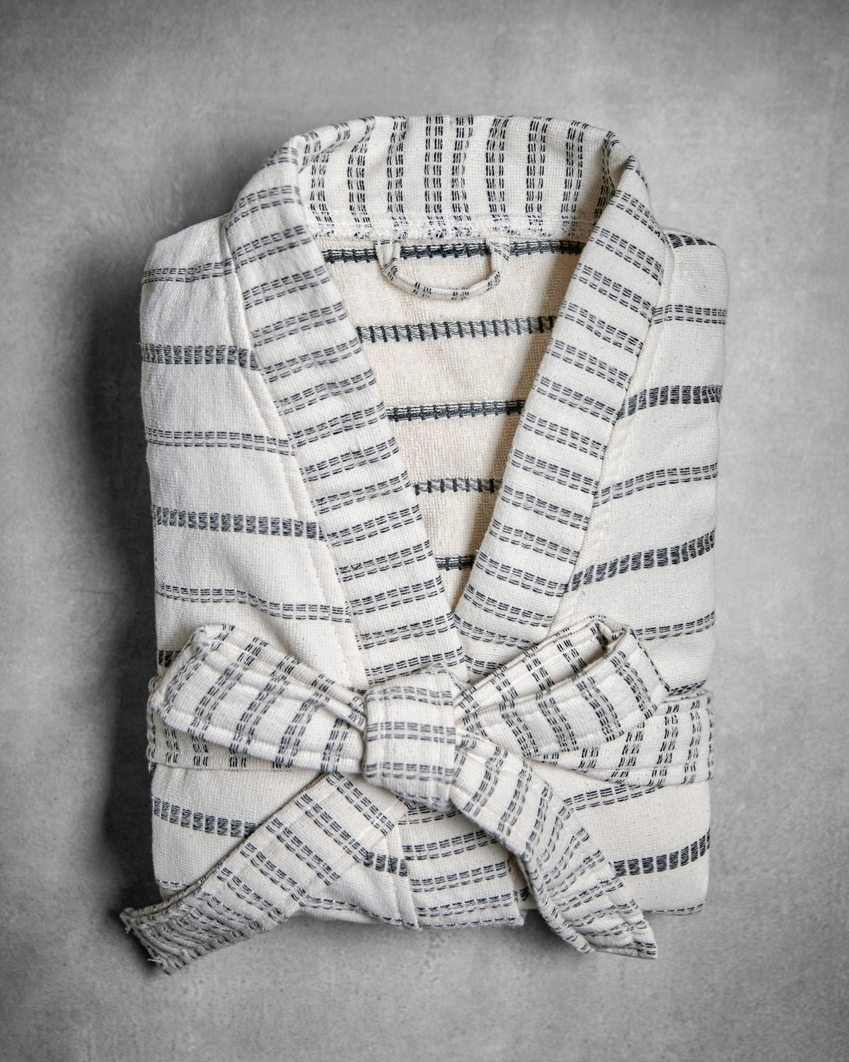 Bademantel, MKTrue S/M, Off-White, Schwarz in Off-white präsentiert im Onlineshop von KAQTU Design AG. Bademantel ist von Meraki