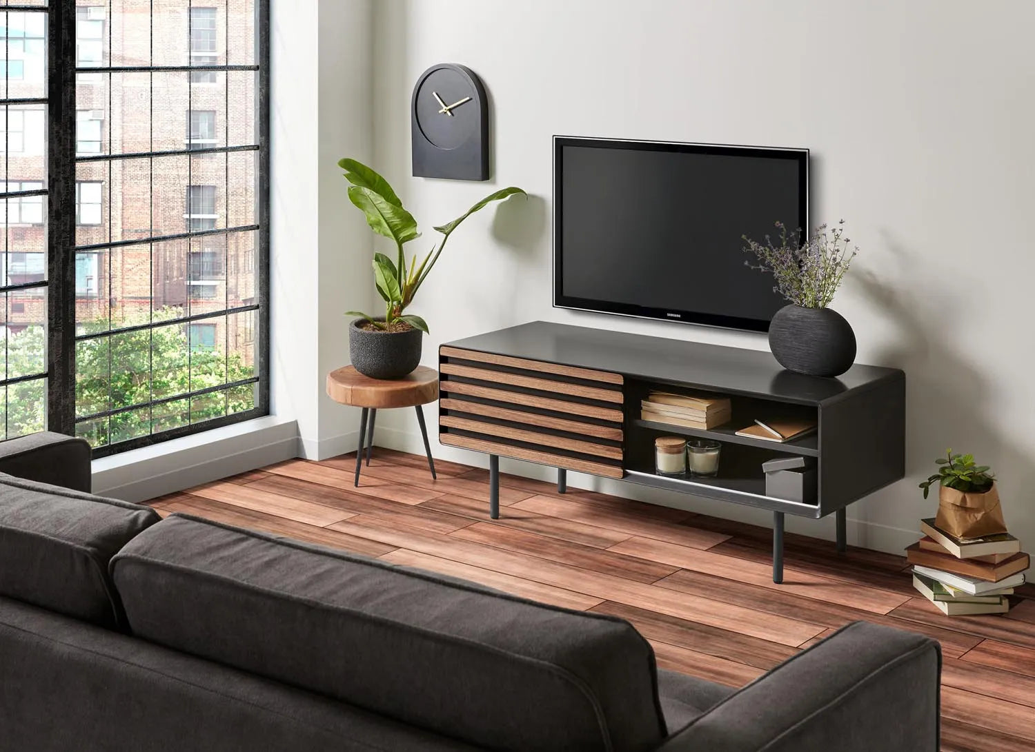 Eleganter TV-Schrank mit Nussholzfurnier, schwarzer Lackierung und stabilen Metallbeinen. Perfekt für moderne Wohnräume.
