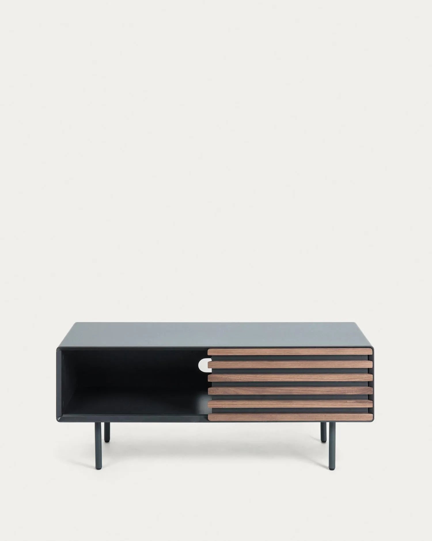 Eleganter TV-Schrank mit Nussholzfurnier, schwarzer Lackierung und stabilen Metallbeinen. Perfekt für moderne Wohnräume.