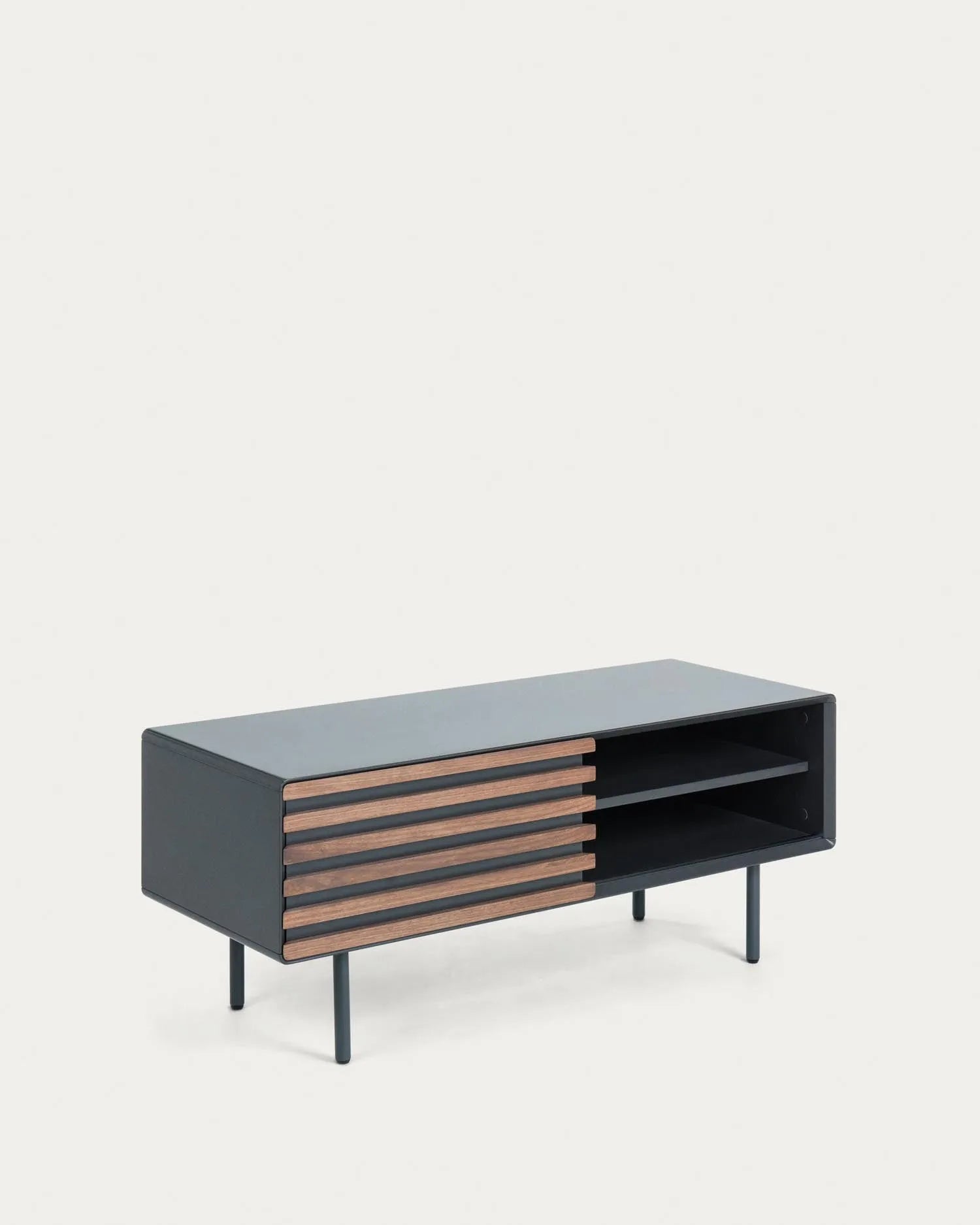 Eleganter TV-Schrank mit Nussholzfurnier, schwarzer Lackierung und stabilen Metallbeinen. Perfekt für moderne Wohnräume.