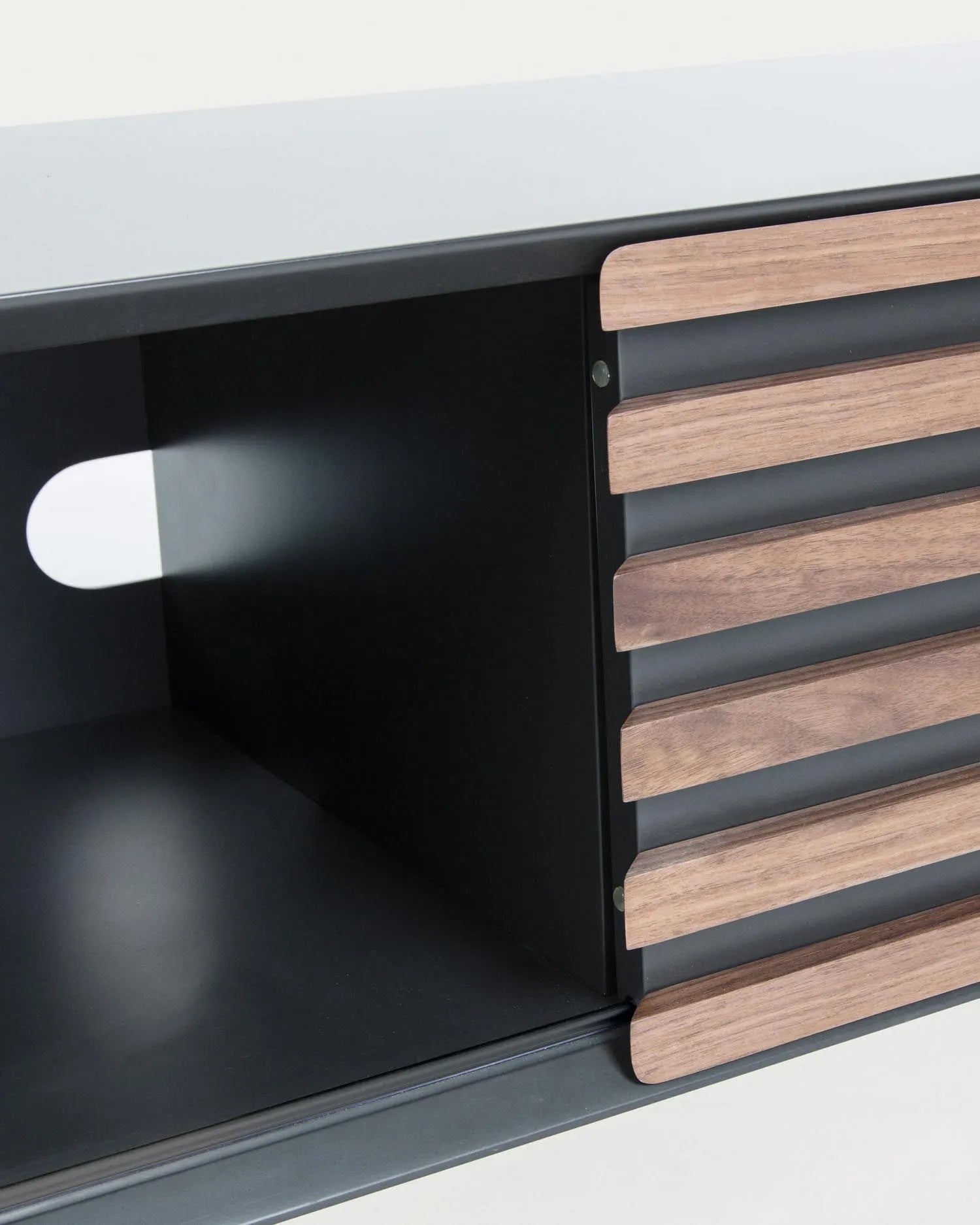 Eleganter TV-Schrank mit Nussholzfurnier, schwarzer Lackierung und stabilen Metallbeinen. Perfekt für moderne Wohnräume.