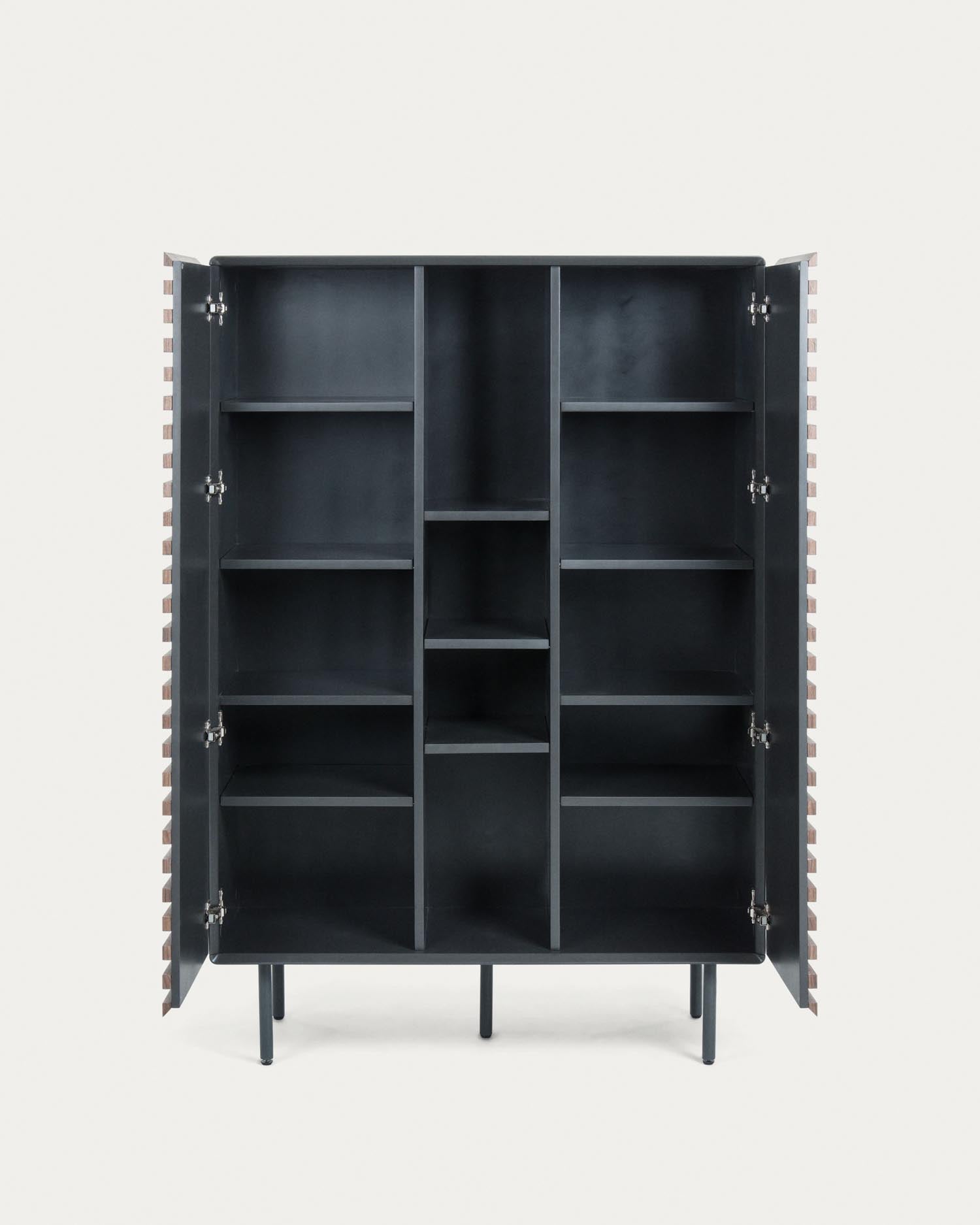 Das Kesia Highboard von Kave Home aus Walnussfurnier (105x155 cm) bietet stilvolle Aufbewahrung mit modernem Design.