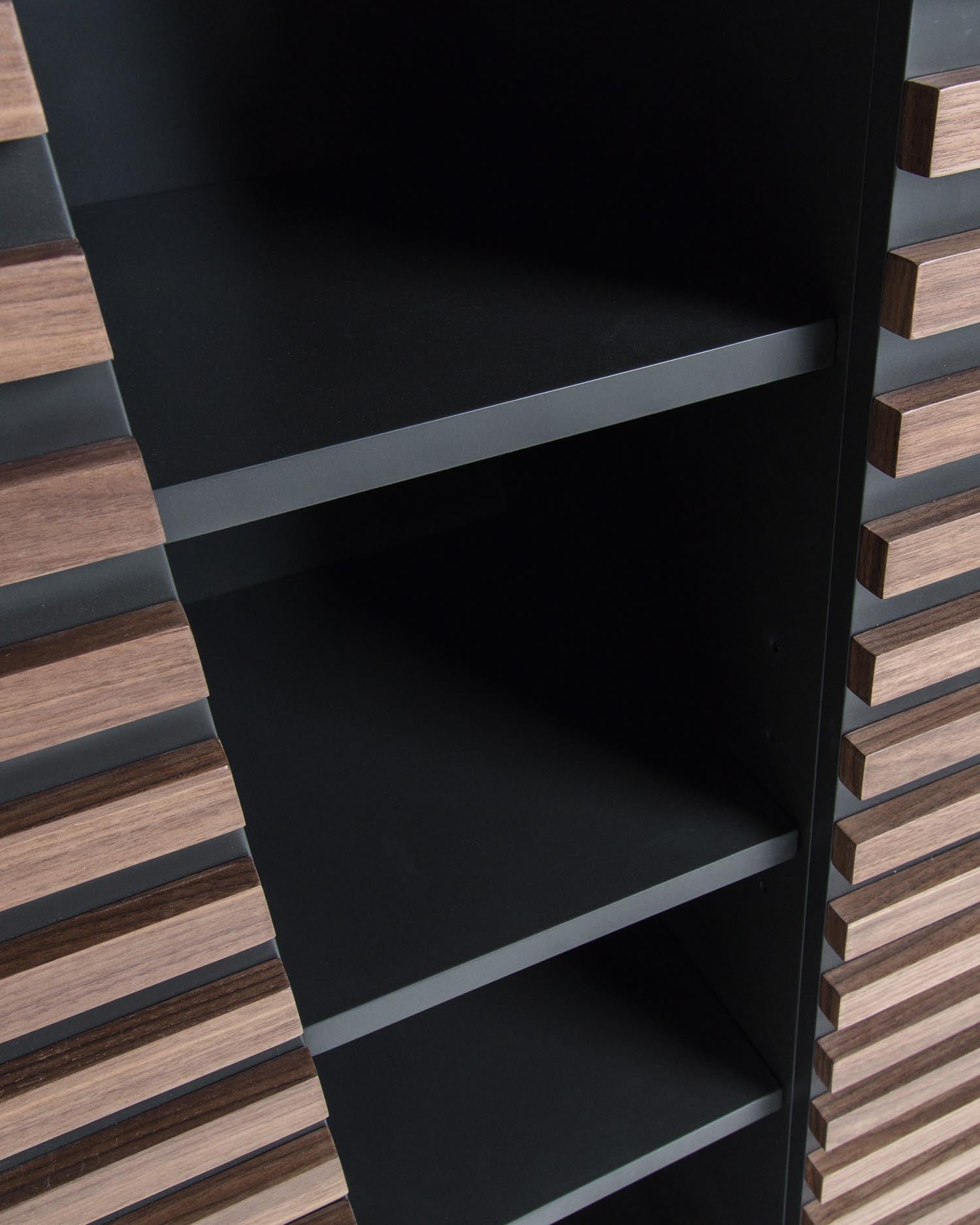 Das Kesia Highboard (105x155 cm) von Kave Home aus Walnussfurnier bietet stilvolle Aufbewahrung und modernes Design für Ihr Zuhause.