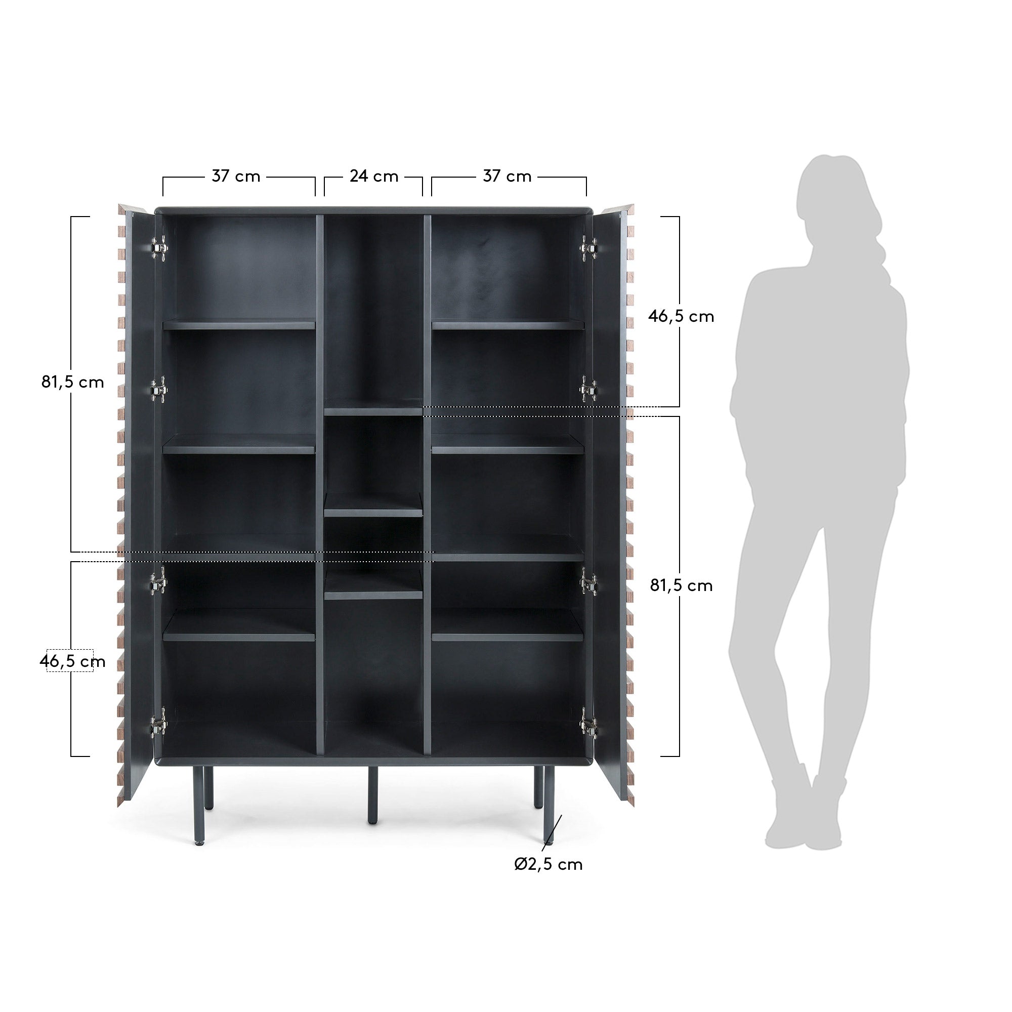 Das Kesia Highboard von Kave Home (105x155 cm) aus Walnussfurnier kombiniert modernes Design mit praktischer Aufbewahrung.