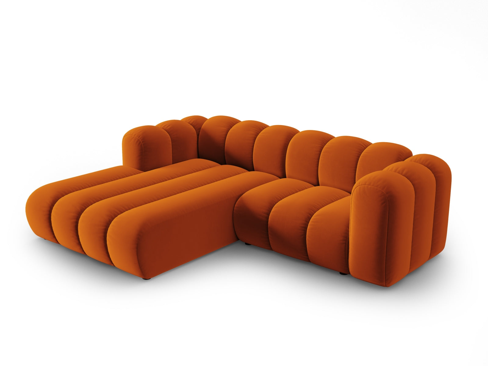 Elegantes, modulares Ecksofa in Terracotta mit weichem Velourbezug, ideal für stilvolle Wohnräume. Linksseitiger 3-Sitzer von Micadoni.