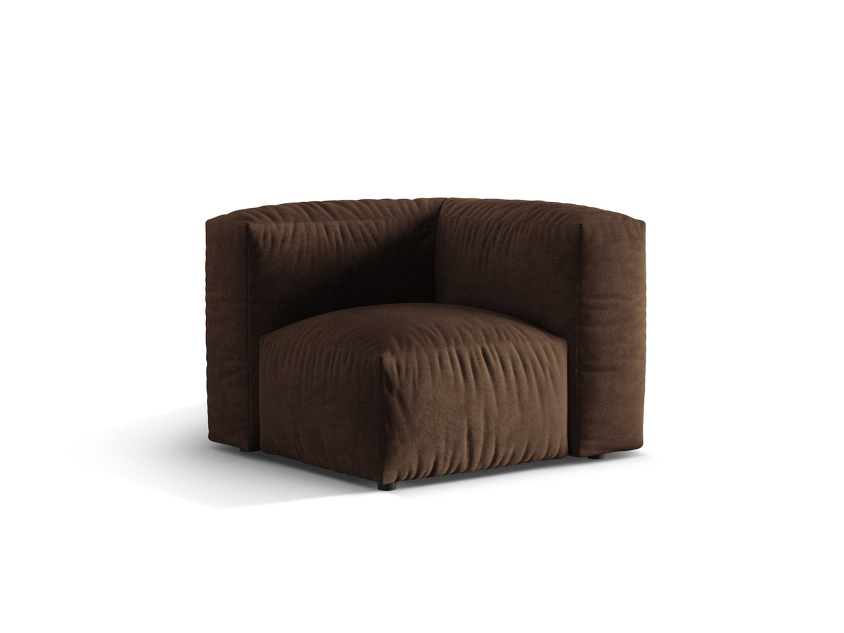 Eckmodul des modularen Sofas Martina von Micadoni in Schokolade, mit Veloursstoff-Bezug und schwarzen Kunststoffbeinen aus Polypropylen.