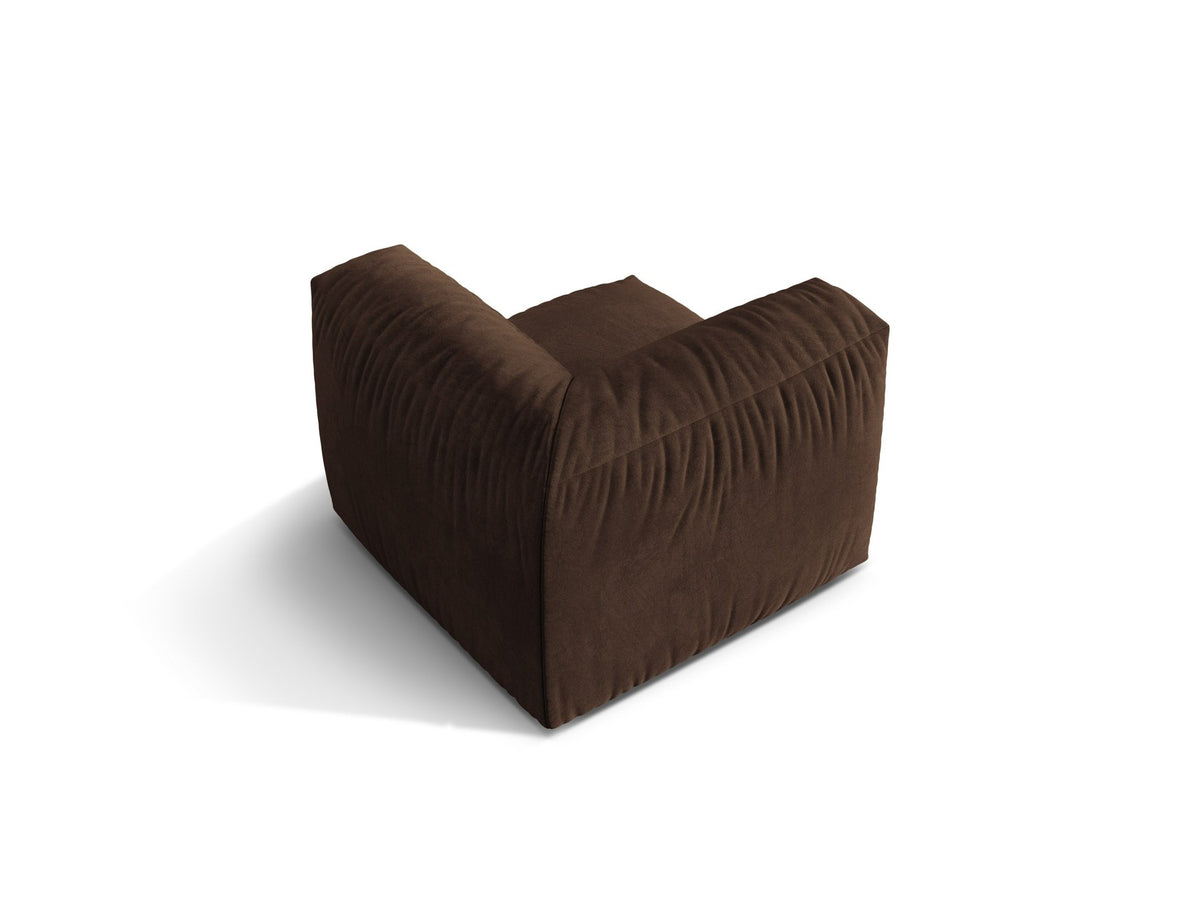 Eckmodul des modularen Sofas Martina von Micadoni in Schokolade, mit Veloursstoff-Bezug und schwarzen Kunststoffbeinen aus Polypropylen.
