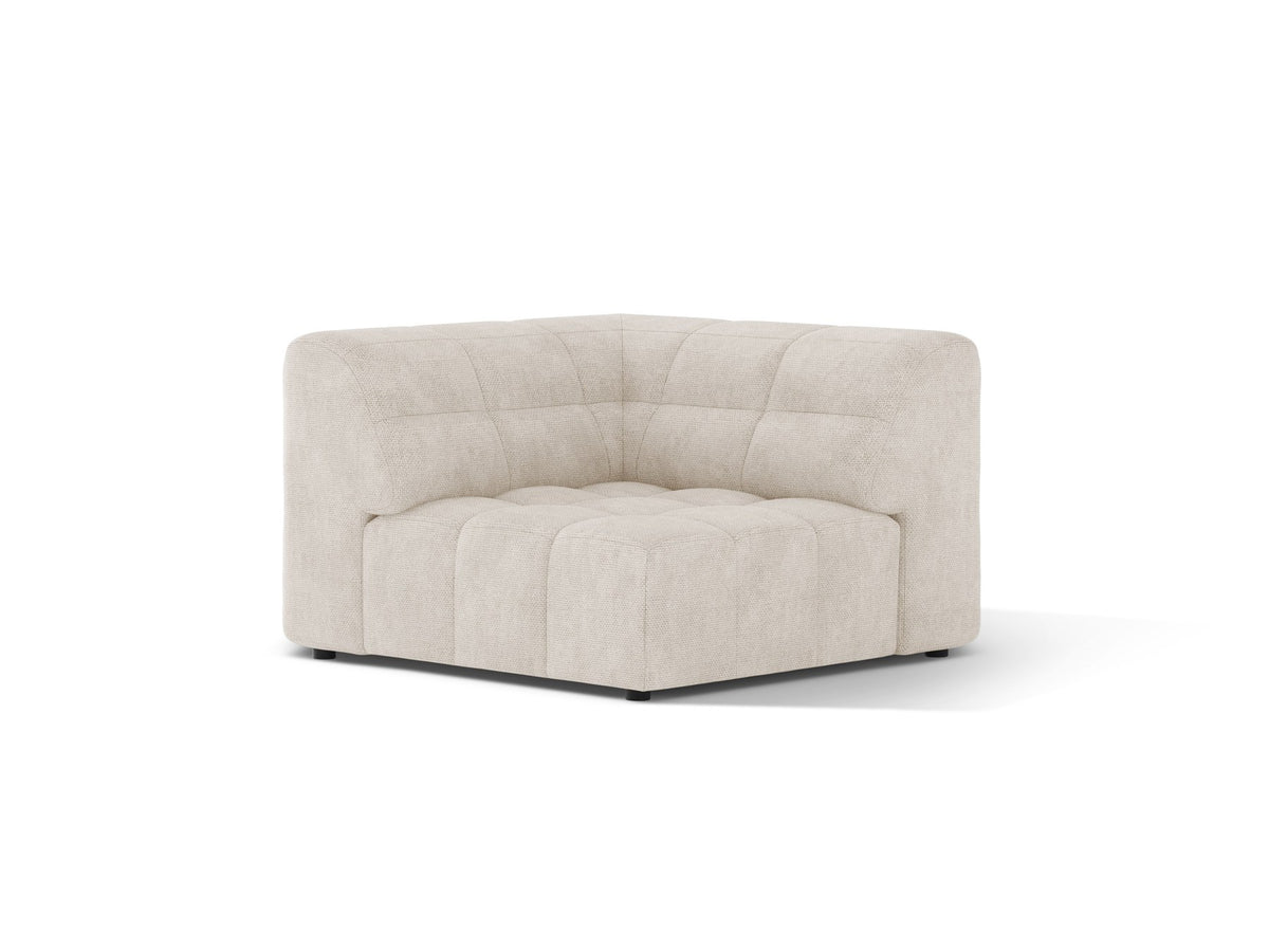Eckmodul eines modularen Sofas in leichtem Beige mit Chenille-Bezug Eden, schwarzen Kunststoffbeinen und niedriger Rückenlehne.
