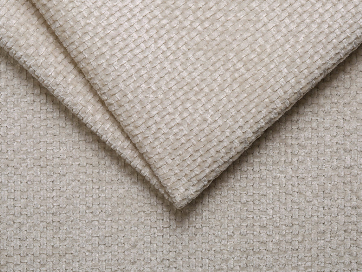 Eckmodul eines modularen Sofas in leichtem Beige mit Chenille-Bezug Eden, schwarzen Kunststoffbeinen und niedriger Rückenlehne.