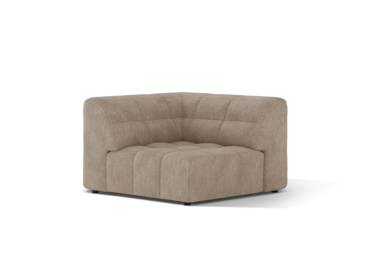 Eckmodul eines modularen Sofas in leichtem Beige mit Chenille-Bezug Eden, schwarzen Kunststoffbeinen und niedriger Rückenlehne.