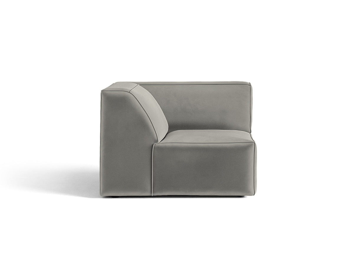 Eckmodul Jodie von Micadoni in leichtem Beige, Venus-Samtstoff, schwarze Kunststoffbeine, Teil eines modularen Sofasystems.