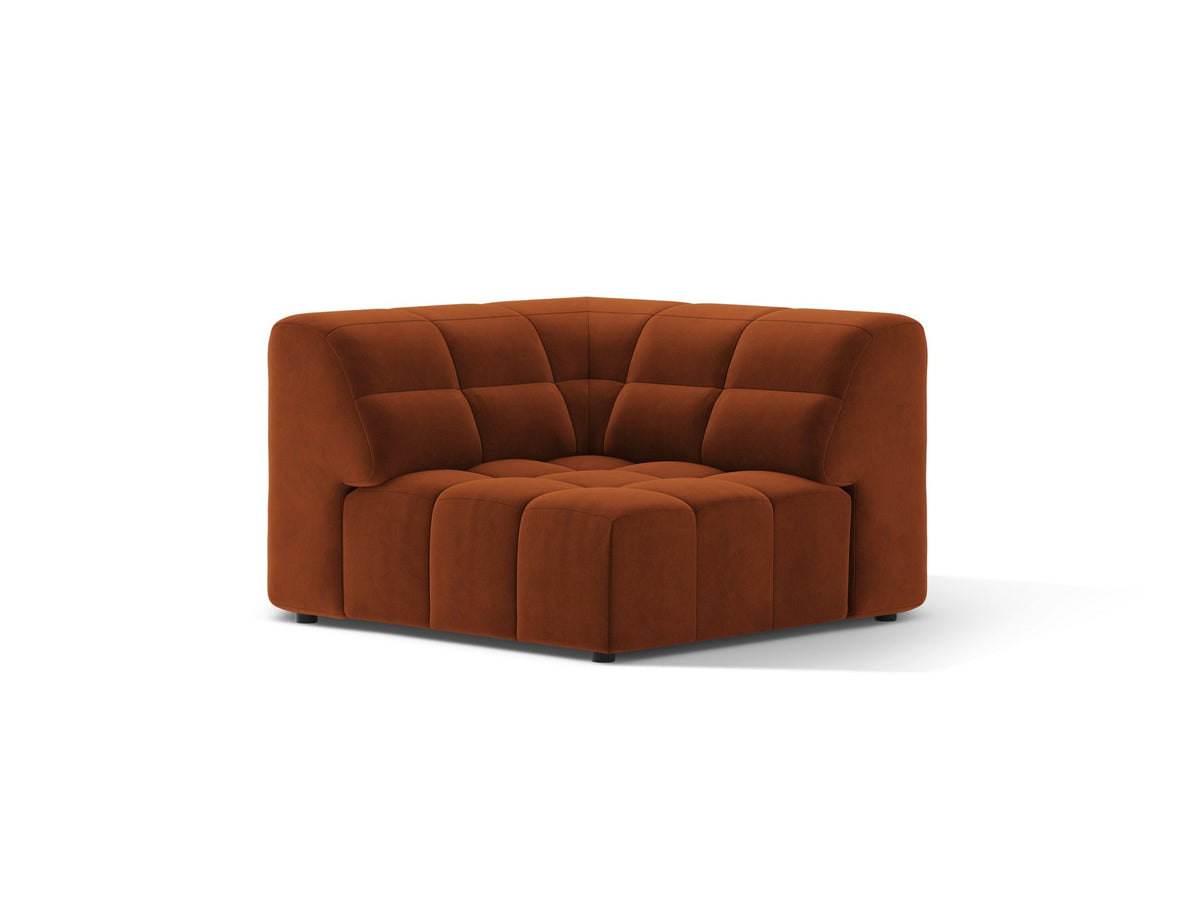 Eckmodul eines modularen Sofas in leichtem Beige mit Chenille-Bezug Eden, schwarzen Kunststoffbeinen und niedriger Rückenlehne.