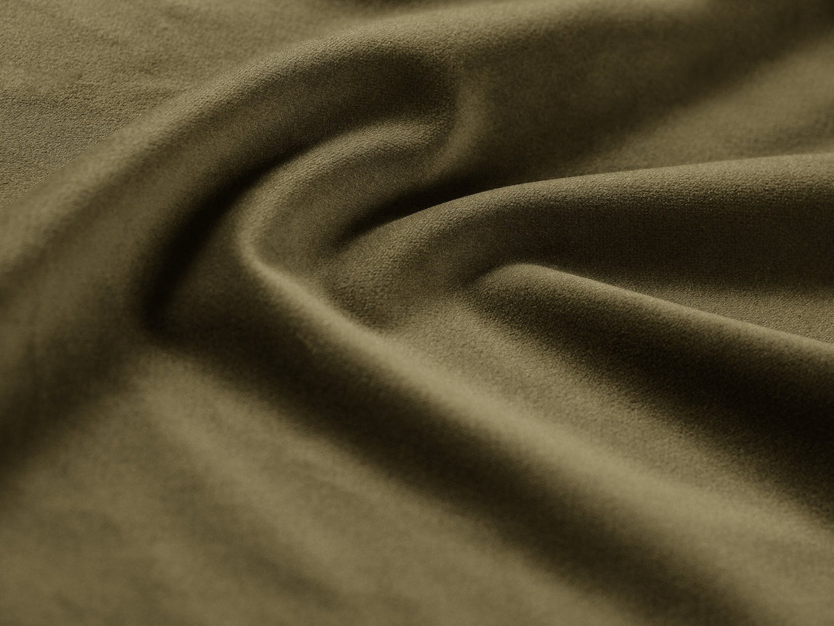 Eckmodul eines modularen Sofas in leichtem Beige mit Chenille-Bezug Eden, schwarzen Kunststoffbeinen und niedriger Rückenlehne.