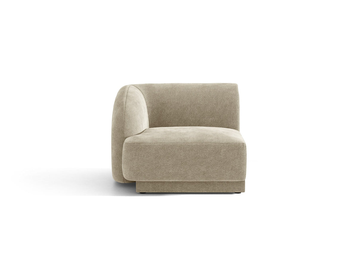 Dunkelbeiger Einsitzer aus der modularen Miley-Sofa-Serie von Micadoni, Bezug aus Bluvel-Stoff, schwarze Kunststofffüsse, kompakte quadratische Form.